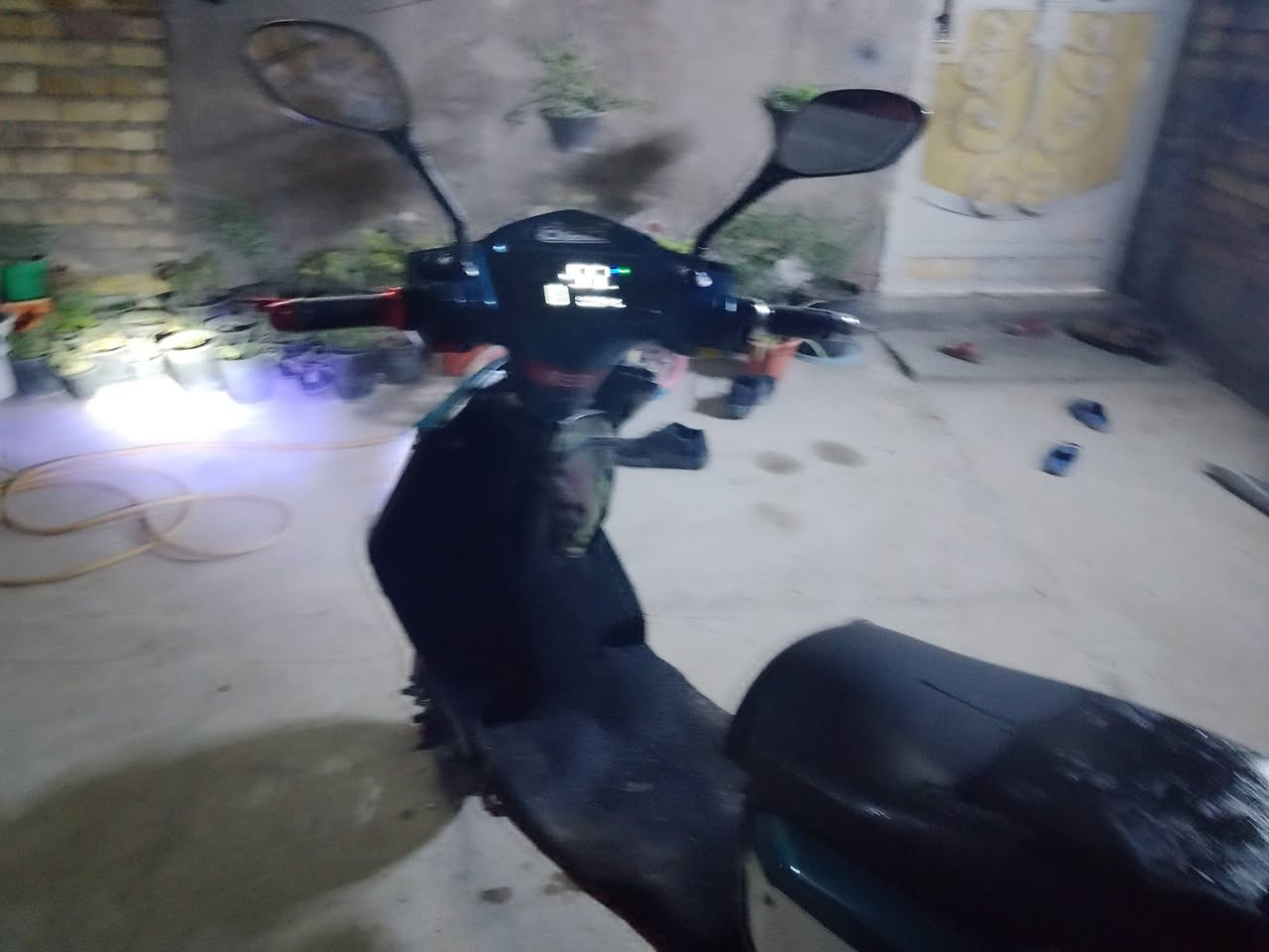 السلام عليكم دراجة كاملة بطاريات نظيفة والباقي كدام عينك السعر  300 الف المكان البلديات رقم ***********
