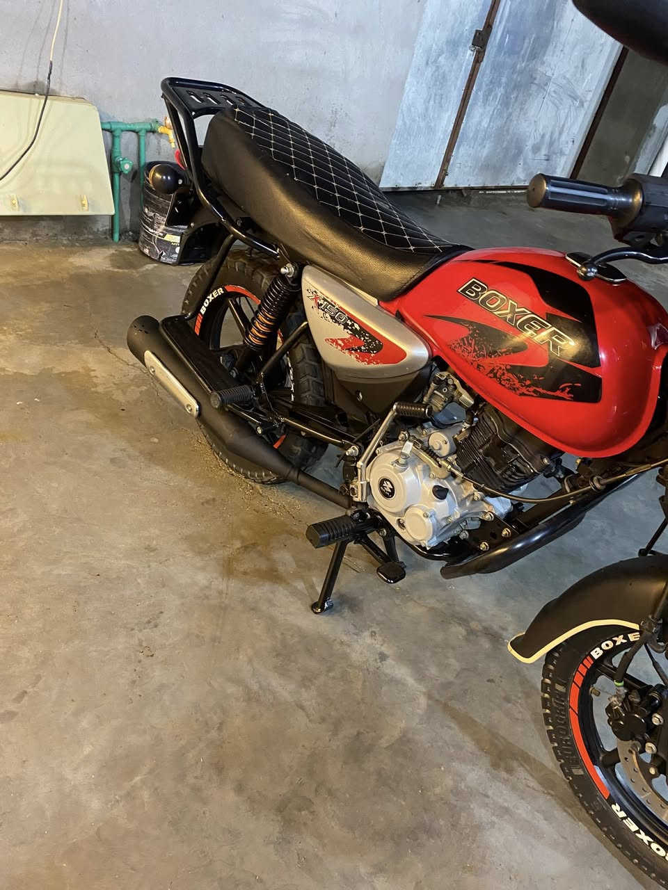 بوكسر موديل 22 رقم بغداد بأسمي كفالة عامة من محرك وشاصي ونواقص على وضع الشركة مكان بغداد تقاطع نهروان *********** ماشية 21 الف حقيقي  السعر 2500 وبيها مجال
