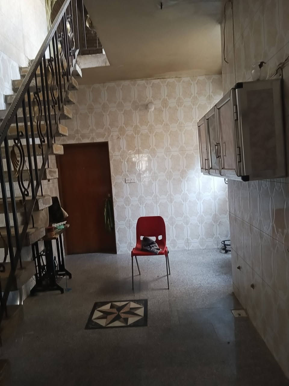 دار للبيع مساحة 90
واجهة 4.5 ونزال 20
الطابق الاول كامل والثاني كهربائيات كاملة نقص بياض وكاشي والاسطح شتايگر 
الموقع المشتل خلف شارع الكوسترات الفرع المقابل لمطعم جاسم رعاية
للاتصال بصاحب الدار ***********
