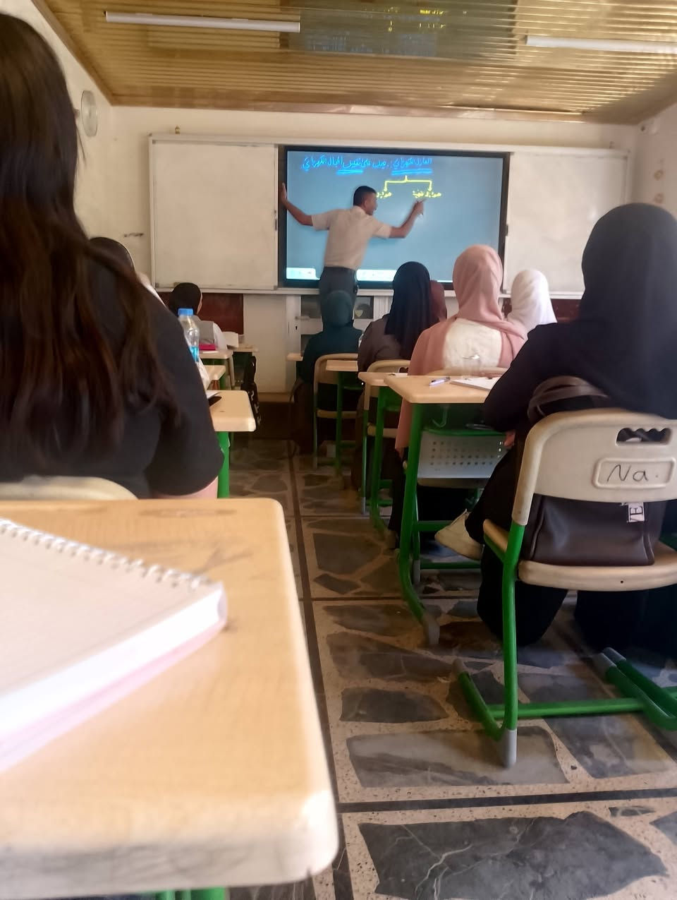 ✨بين لغة الأرقام وقوانين الفيزياء، يلتقي العطاء بالتميز✨
 لقطات عفوية تجسد حرص الأستاذ حامد البدراني على تبسيط أدق التفاصيل لطالباتنا المبدعات، وسط أجواء تملؤها الرغبة في النجاح والتفوق.

رحلتنا نحو المعدل العالي بدأت، ومقاعدكم بانتظاركم.

📝 تذكير: التسجيل لا يزال مستمراً للموسم الدراسي الجديد. لا تضيعي الفرصة لتكوني جزءاً من قصة نجاح القمة
للحجز و الاستفسار يرجى الاتصال بنا على الرقم التالي 📞 ***********
او مراجعة معهدنا 🩷 موصل حي العربي شارع باريس خلف جامع الخشاب ثانوية الهدى الاهلية للبنات 🩷
