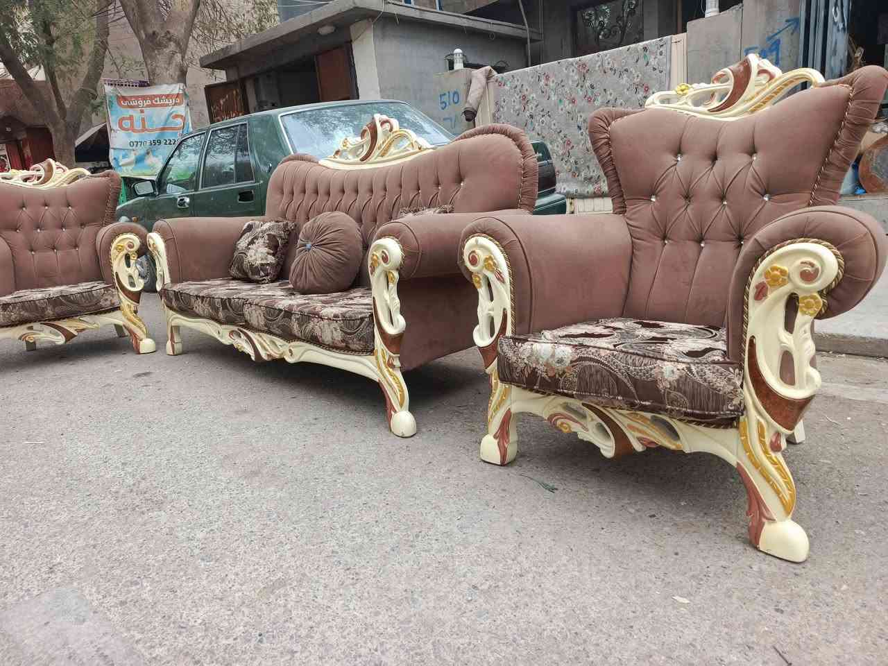 سلاوهاورییان
ئە م تاقمە کلاسیکە بۆ فرۆشتن
10نە فە رییە تورکی ئە سلیە
زۆرتایبە ت و ناوازە ییە
ژ.م***********
شوین.کەلارشە هیدان سە رجادە ئاوارەکان
