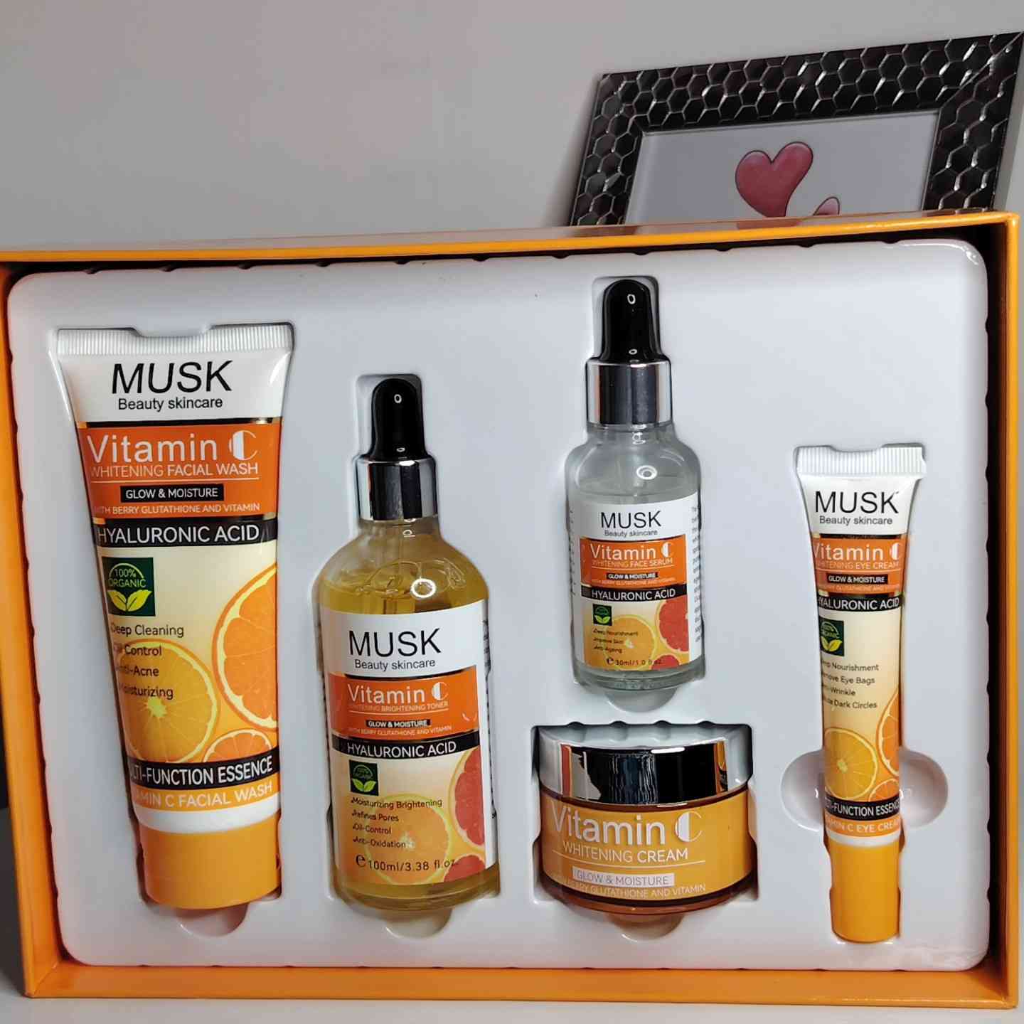محتويات المجموعة وفوائدها
تتألف المجموعة الخماسية الظاهرة في الصورة من المنتجات التالية:
غسول الوجه (Facial Wash): يعمل على التنظيف العميق، التحكم في الزيوت، ومكافحة حب الشباب.
سيروم الوجه (Face Serum): يساعد في تفتيح التصبغات والبقع الداكنة وتوحيد لون البشرة.
كريم التبييض (Whitening Cream): يمنح البشرة ترطيباً مكثفاً وإشراقة.
كريم محيط العين (Eye Cream): مخصص للعناية بمنطقة العين وتقليل ظهور الهالات أو التجاعيد.
تونر مفتح (Brightening Toner): يساعد في شد المسام وترطيب البشرة وتجهيزها للخطوات التالية. 
المكونات الرئيسية
تعتمد هذه المنتجات بشكل أساسي على:
فيتامين سي: مضاد للأكسدة يساهم في تفتيح البشرة وحمايتها من العوامل البيئية.
حمض الهيالورونيك (Hyaluronic Acid): يوفر ترطيباً عميقاً وطويل الأمد، مما يمنح البشرة مظهراً صحياً.
الجلوتاثيون (Glutathione): مادة معروفة بخصائصها المفتحة للبشرة.
سعر البكج ١٥ بدل ٢٠🫶🏻 ❤️
#اكسبلور #مكياج #تجميل #واقي_شمس #بغداد


**إذا كنت صاحب هذا الإعلان وتريد حذفه لأي سبب، رجاءا أرسل رسالة إلى الدعم الفني**