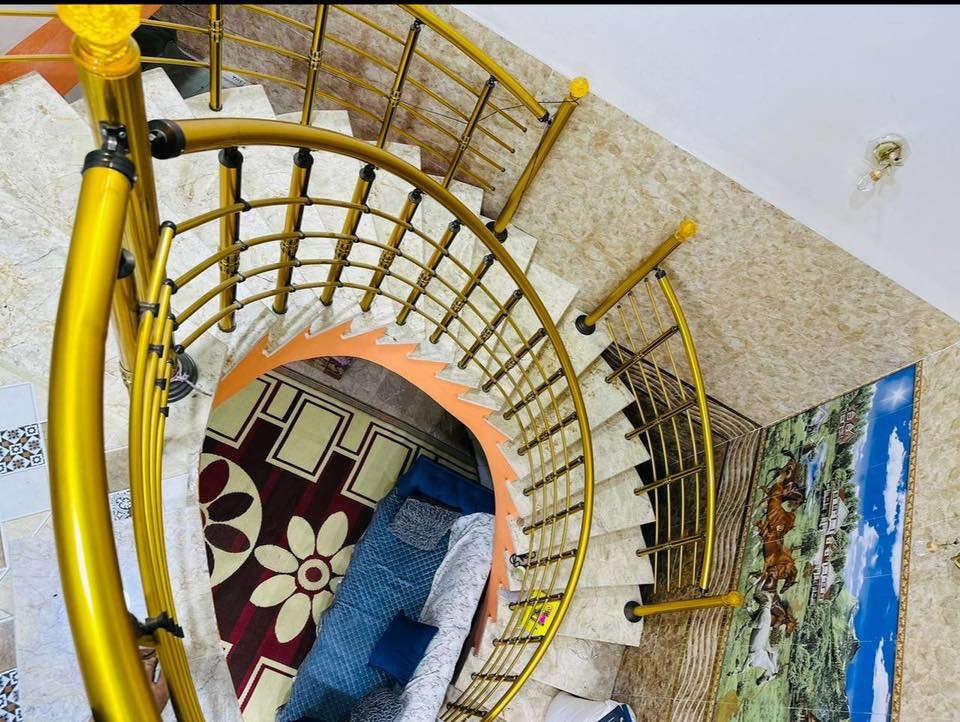 السلام عليكم بيت اللبيع 
مساحة ٢١٠ 
واجهة 10 
بنيان حديث  ٣ غرف نوم 
حمامات ٣ حديقه 
شلال داخل الحديقه 
حديقه داخليه 
طابقين 
الارضيه مرمر والبيت كله سيراميك 
سند ٢٥ 
سبع قصور شارع ابو علي 
ثاني بيت ع شارع 
***********
