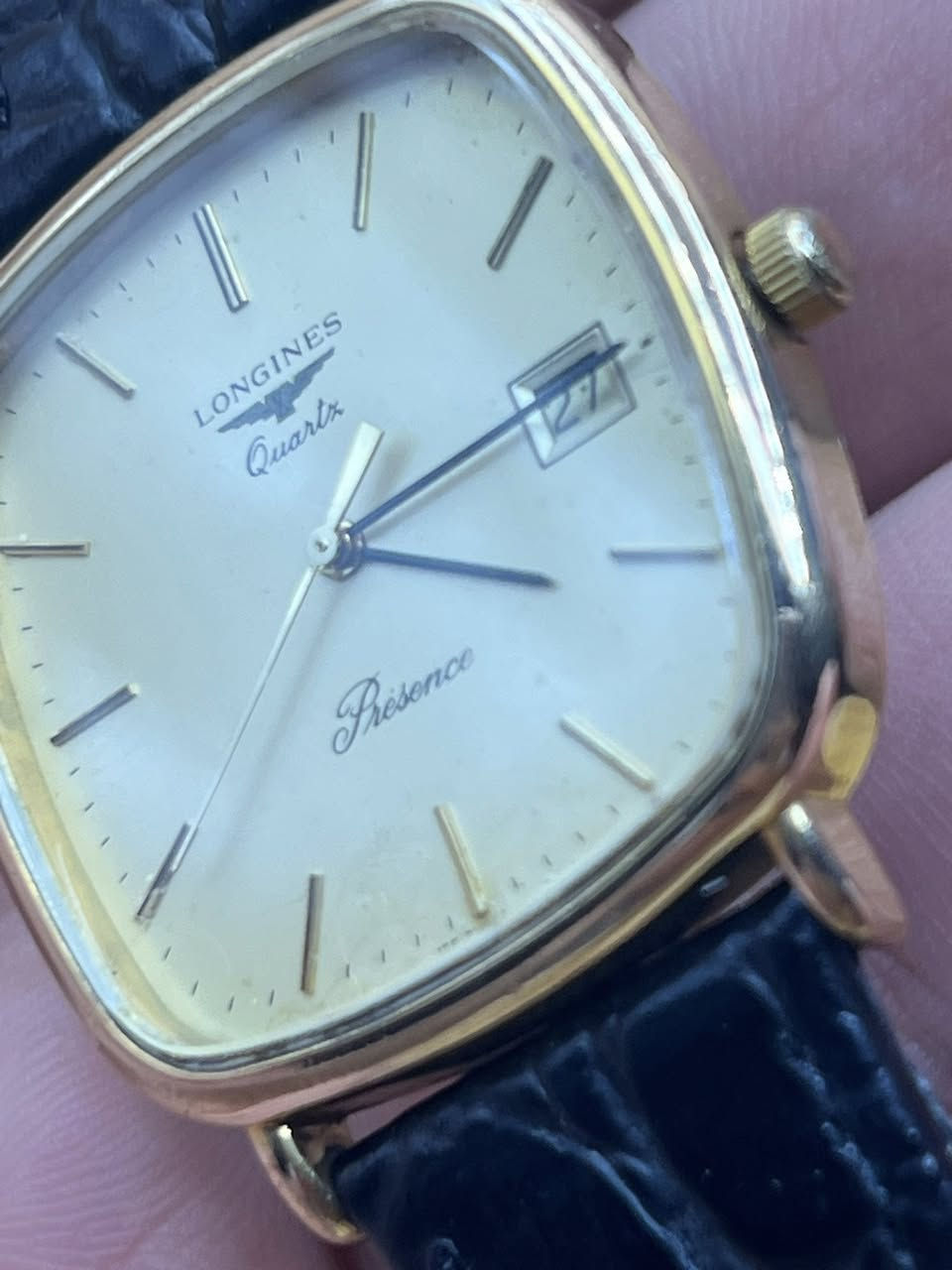 العريقة لونجين كوارتز بطارية طلاء ذهب منفذ شهري دزاين مربع كلاسك ابعاد الساعة 31x31 ملم السير الاصلي البك مستبدل
نظافة جيدة

السعر 160$
الحجز والاستفسار على الخاص
واتس اب ***********
