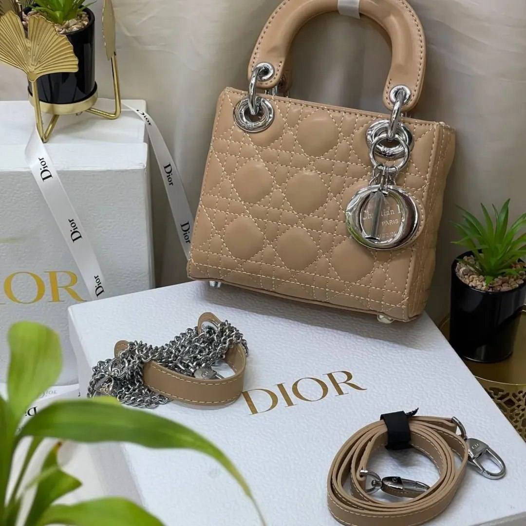 👜 أناقة لا تُقاوم مع حقائب ليدي ديور ترند الموسم ✨
متوفرة الآن في مجمع الإنيس😍
 بألوان مميزة ومواصفات جميله😊👍
#العنوان_القاسم_ع_شارع_الصياغ_فرع_المجمعات_نهاية_فرع_المجمعات_ع_يسرى_اخر_محل_مقابيل_مجمع_عقيل_وباقر


**إذا كنت صاحب هذا الإعلان وتريد حذفه لأي سبب، رجاءا أرسل رسالة إلى الدعم الفني**