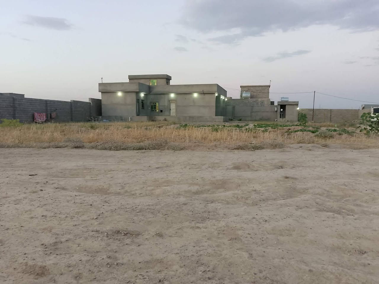 إسلام وعليكم يوجد بيت للبيع إعمار جديد الأرض دونم ال 300 متر  ال موقع موبعيد عن ابو صدام موسه  عوجيله سعر مناسب هاتف ***********
