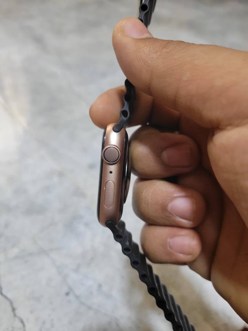 السلام عليكم
ساعه Apple Watch series 4
حجم:44mm
اللون:gold titanium 
الساعه مكفوله من كلشي فقط مقفوله ايكلود 
السعر:50 ألف
العنوان:التأميم
لأستفسار الاتصال او مراسله واتساب:***********
