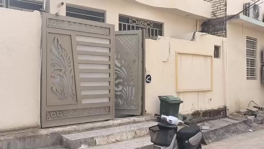 السلام عليكم عندي بيت للبيع
المساحه ١٦٠م   الواجهه ١١م ونص.   والنزال ١٤م ونص/ كله بناء 
طابقين/الطابق الأول يحتوي 
على/.  أستقبال+/صاله+/ غرفتين نوم+/ مطبخ+/  حمامات داخليه وخارجيه+/منور+/ طارمه ٢م بطول واجهية البيت/ كامل أي نقص مابيه 
الطابق الثاني يحتوي على 
صاله 4في8+/ حمامات// نقص كهرباء ولبخ+/. 
غرفتين نوم  هيكل+/. سطح الطابق الأول كامل شتايگر 
خدمات كامله/ماء/. كهرباء/. مجاري /. تبليط للباب/  مولدة شارع تبعد عن البيت ٦٠م 

العنوان كربلاء/.   طريق الحر ع//  جامعة أهل البيت/.   مقابل العيادات الطبية لطب الأسنان العائده لجامعة أهل البيت/.  بجانب گراج الجامعه
السعر  ١٣٠  /بيع مستعجل 
الاتصال على الرقم *********** /  آني صاحب البيت مو دلال
