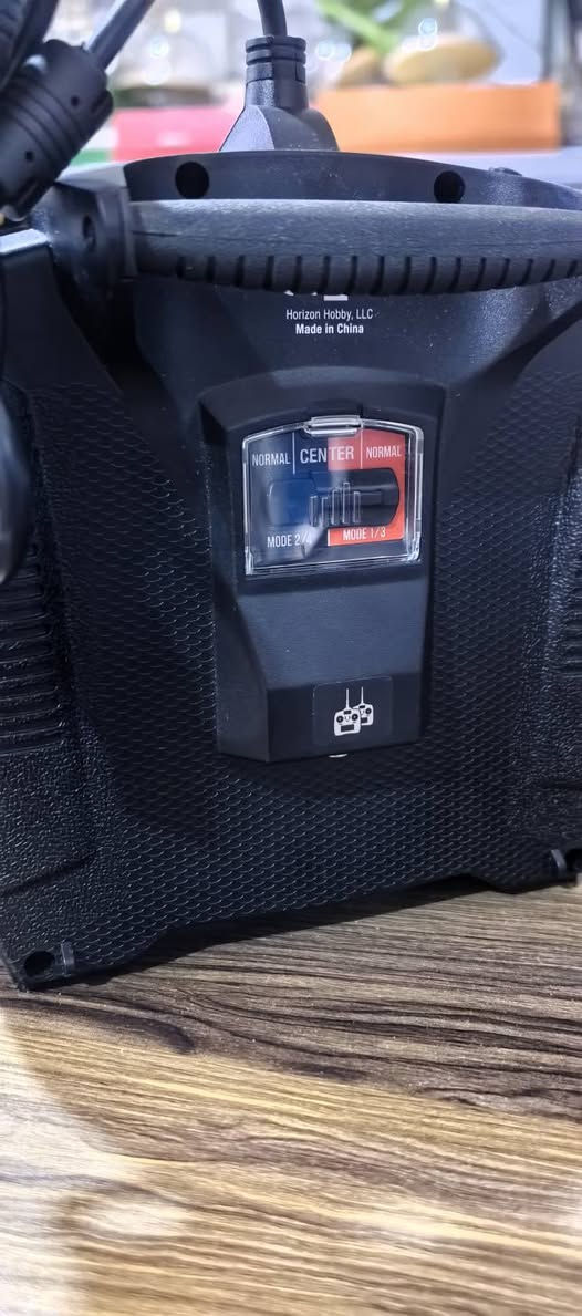 هذه وحدة تحكم محاكاة Spektrum InterLink DX:
متوافقة مع محاكي الطيران RealFlight RC وغيره من المحاكيات الشائعة. 

تتميز بمحاور جيروسكوب (gimbals) عالية الجودة من Spektrum مع إمكانية تعديل شد الزنبرك والخانق (throttle). 

تتضمن قابس USB لسهولة التوصيل والتشغيل مع أجهزة الكمبيوتر التي تعمل بنظام Windows. 

تحتوي على مقبس تدريب مدمج يتيح توصيل واستخدام جهاز إرسال RC الخاص بك مع أجهزة المحاكاة. 

تتميز ببنية متينة وعالية الجودة.


**إذا كنت صاحب هذا الإعلان وتريد حذفه لأي سبب، رجاءا أرسل رسالة إلى الدعم الفني**