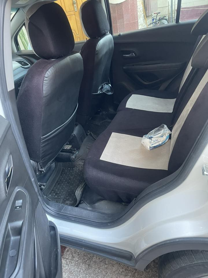 شوفرليت تراكس خليج ٢٠١٧ بدون حادث بدون ضرر عدى طخة صغير بل باب الخلف الراكب ماشية ٨٣٠٠٠محرك ١٨٠٠السيارة نظية على بلاد حساس خلفي حساس اطار  السعر ١٠٥$ وبيها مجال تحويل ثاني يوم مكان السيارة شارع فلسطين***********
