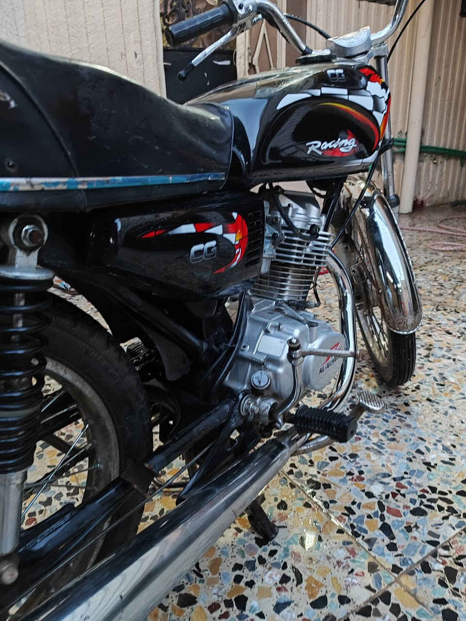 ادوات دراجه نضيفه مكينه حلوه مفتوحه بس بستم مبدل ب 450 وبيها. مجال 
***********
