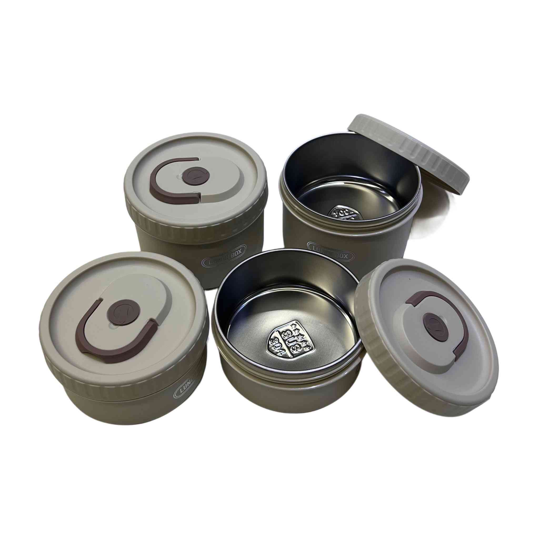 طقم علب طعام 4 قطع 

• 4 علب طعام منفصلة
يحتوي الطقم على أربع علب دائرية متطابقة، ما يساعد على تقسيم الطعام وتنظيم الوجبات بشكل مرتب

• أغطية بإغلاق محكم
كل علبة مزودة بغطاء محكم

• حقيبة حمل مبطنة من الداخل
الحقيبة مزودة بطبقة داخلية فضية عاكسة مبطنة تساعد على حفظ محتويات العلب داخل الحقيبة

• مقبض علوي للحمل
تأتي الحقيبة مع مقبض علوي مريح لسهولة حملها أثناء التنقل


**إذا كنت صاحب هذا الإعلان وتريد حذفه لأي سبب، رجاءا أرسل رسالة إلى الدعم الفني**