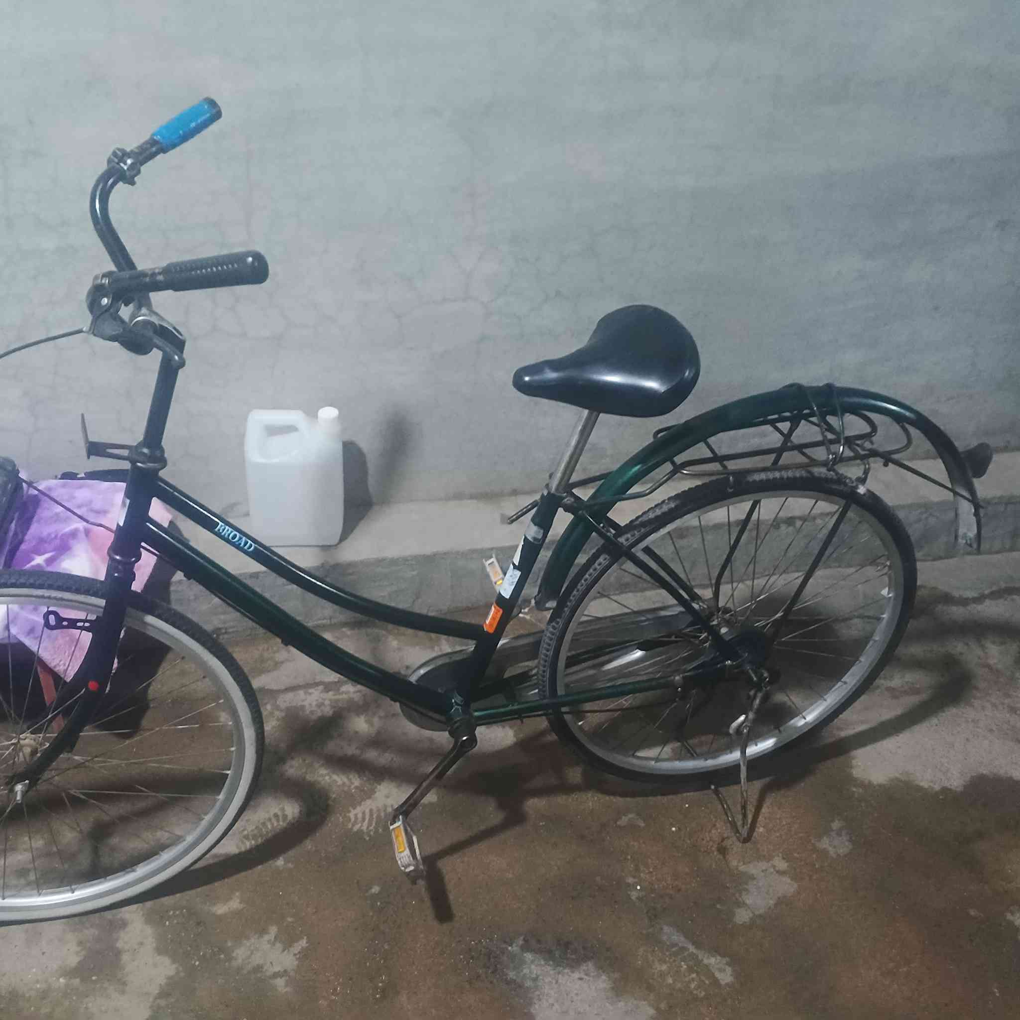 سلام عليكم من رخصت الكروب باسكل لون زيتوني فول نضافه اي عيب ما بيها لون زيتوني سعر 55 بيها مجال قليل جابرلغ كدام ما بيها شراي خابرني رقم ***********
