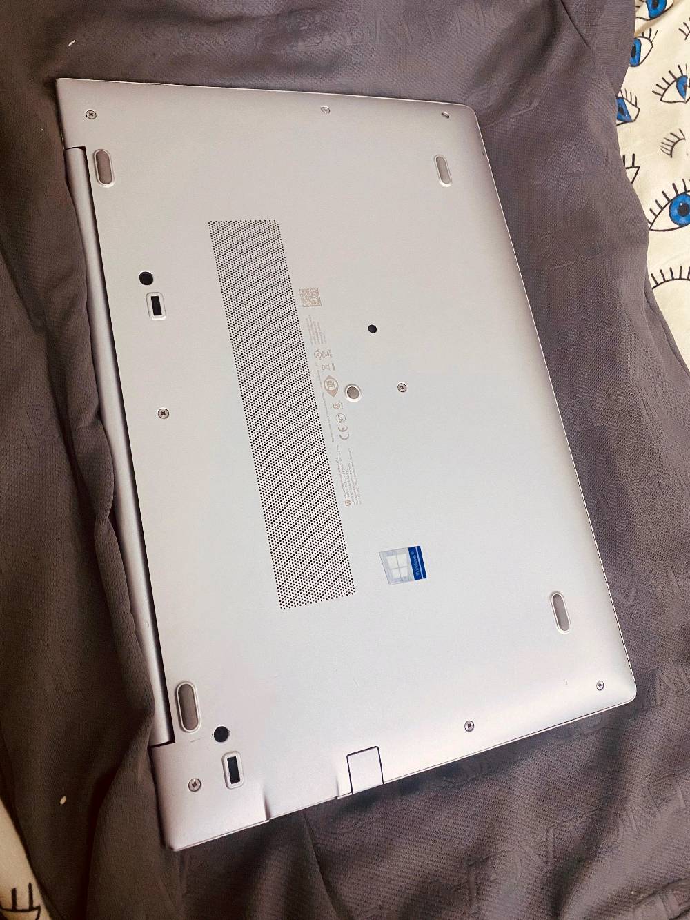 � لابتوب HP EliteBook للبيع (استعمال شخصي)

عندي لابتوب خاص بي للبيع بحالة نظيفة جداً واستعمال خفيف، مناسب للدراسة والعمل والتصفح.

✨ المواصفات:
• نوع الجهاز: HP EliteBook
• رام (RAM) جيدة تشغل البرامج بسلاسة
• يدعم SIM كارت للإنترنت المباشر
• بصمة إصبع لفتح الجهاز بسرعة وأمان
• Wi-Fi سريع واتصال قوي بالإنترنت
• شاشة واضحة وألوان جميلة ومريحة للعين
• أداء سريع بالتشغيل وفتح البرامج
• بطارية جيدة تدوم فترة زينة
• منافذ متعددة: USB – HDMI – مدخل سماعات – مدخل شبكة
• كيبورد عربي + إنكليزي
ذاكره ٥١٢ssd الرام٣٢
المكان البوبيات عمود٧٩
السعر٥٠٠ وبيه مجال📌 الجهاز نظيف وما بي أي مشاكل.
📩 اللي مهتم يراسلني خاص رقم الهاتف*********** بي واتساب
