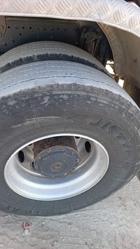 تخم تاير اربع زواج 22/حجم 13/كامل معه الويل نضافه 80/بل ميه نوع التاير...