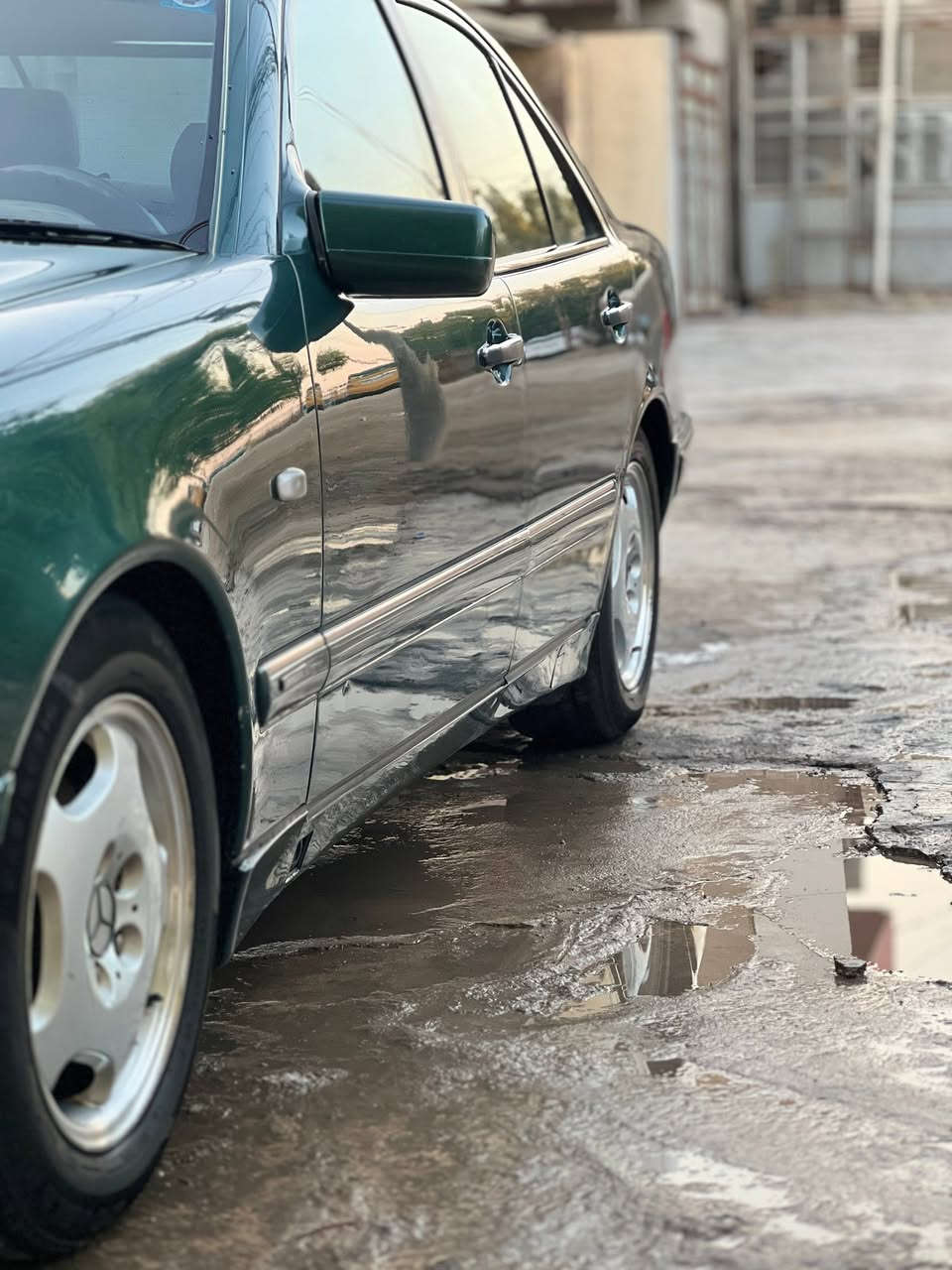 السلام عليكم
مارسدس ام عيون موديل 2000 افنكارد 
فول مواصفات فتحة كشنات جلد كهربائية 
كير جديد منضومة تبريد كلهة جديدة حتة الفريز امبدلة 
تخم تاير جديد حدادية جديدة 
مصبوغة عام بدون حادث 
رقم بغداد بأسمي 
السعر 115 وبيها مجال 
***********
