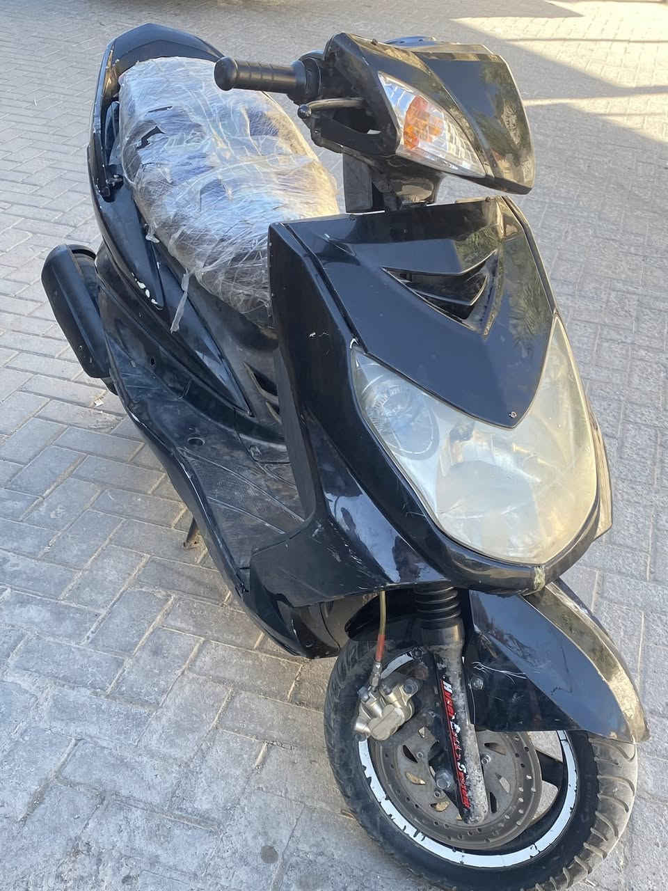 سلام عليكم دراجه سكنس فحل كابريتر المكينه مادري بيه يمكن مامفتوحه  كهربائيات شغاله الدراجه بيه ملاحظات قليله مثل الكلج الامامي بي صوت الدراجه يرادله ترتيب سعره ٤٠٠ وبيه مجال العنوان م الصدر الرقم ***********
