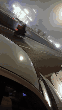 2007
٤٣گەلا
گێرو مەکینە بە شەرت 
تەقەو ڕەقە بە شەرت
سقفی بێ بۆیاخ 
پێشو دوای کەپسە 
 لە سلێمانیم 
***********
