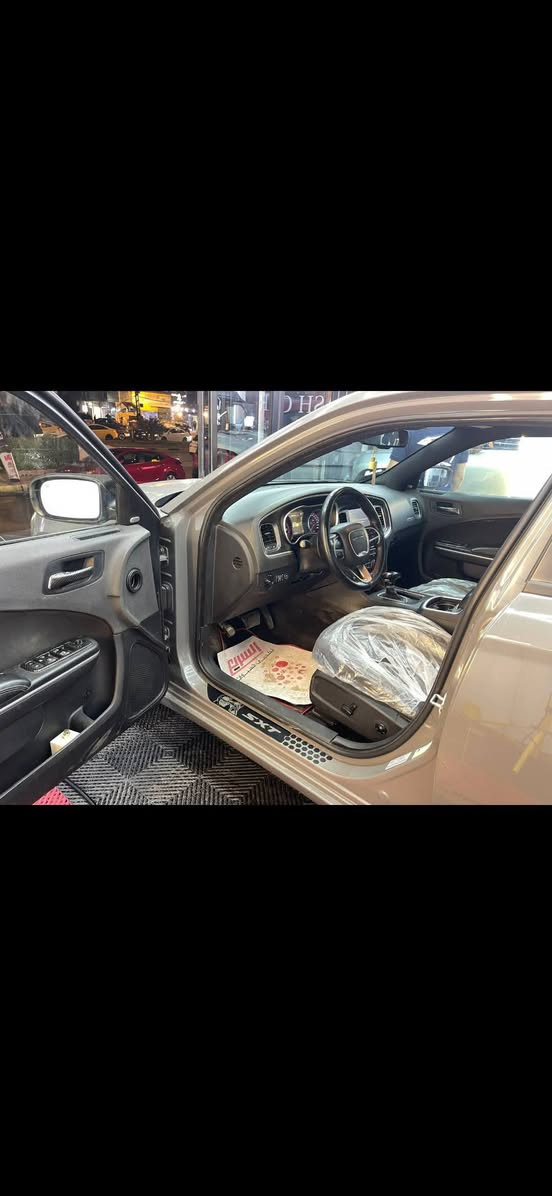 لسلام عليكم 🇮🇶
جارجر للبيع موديل ٢٠١٧امريكي 
بدون حادث كلين كلين  صور للسونار مرفقة
دعاميات صبغ
بنيد بي جراد
بدون اير باك
ماشيه 113
فور ويل ملغي 
مكينة سته 3600
 
سعر 167 
***********
