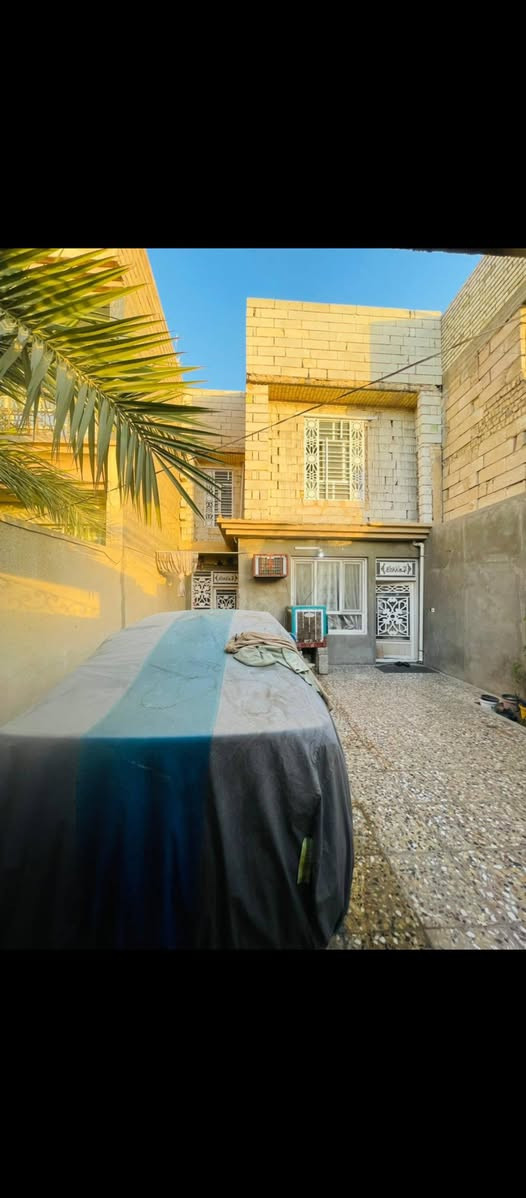 السلام عليكم بيت البيع 
مساحه 150متر بيه اربع غرف نوم  واستقبال و صاله اثنين وحمامات 3 وكراج المكان حي المهندسين العسكري والسعر 160وبيه مجال  الاستفسار اكثر عل رقم ***********
