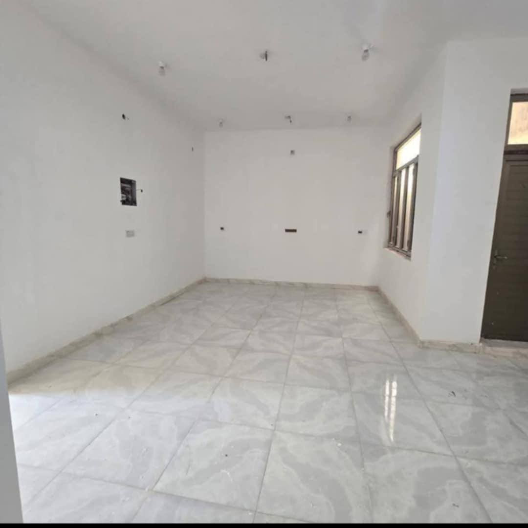 #اللهم صلِ على محمد وال محمد

#دار سكن الشراكية الثالثة خلف مجمع بوابة المثنى 

#المساحة 200 متر طابق واحد بناء 2024 كونكريت مسلح عالي عن الشارع 

#تفاصيل الدار غرفتين وصالة وبراني وطارمة وصحيات داخلية وخارجية الدار فارغ حالياً 

#السعر 130 مطلوب 25 وبيد البائع 105 مع المجال التسديد الشهري 200

للاستفسار اكثر عن موقع العقار الاتصال على الارقام التالية او مراجعة مكتب عقارات المختار شارع زمزم قرب حسينية السيدة زينب عليها السلام 

*********** يوجد واتساب 
***********
