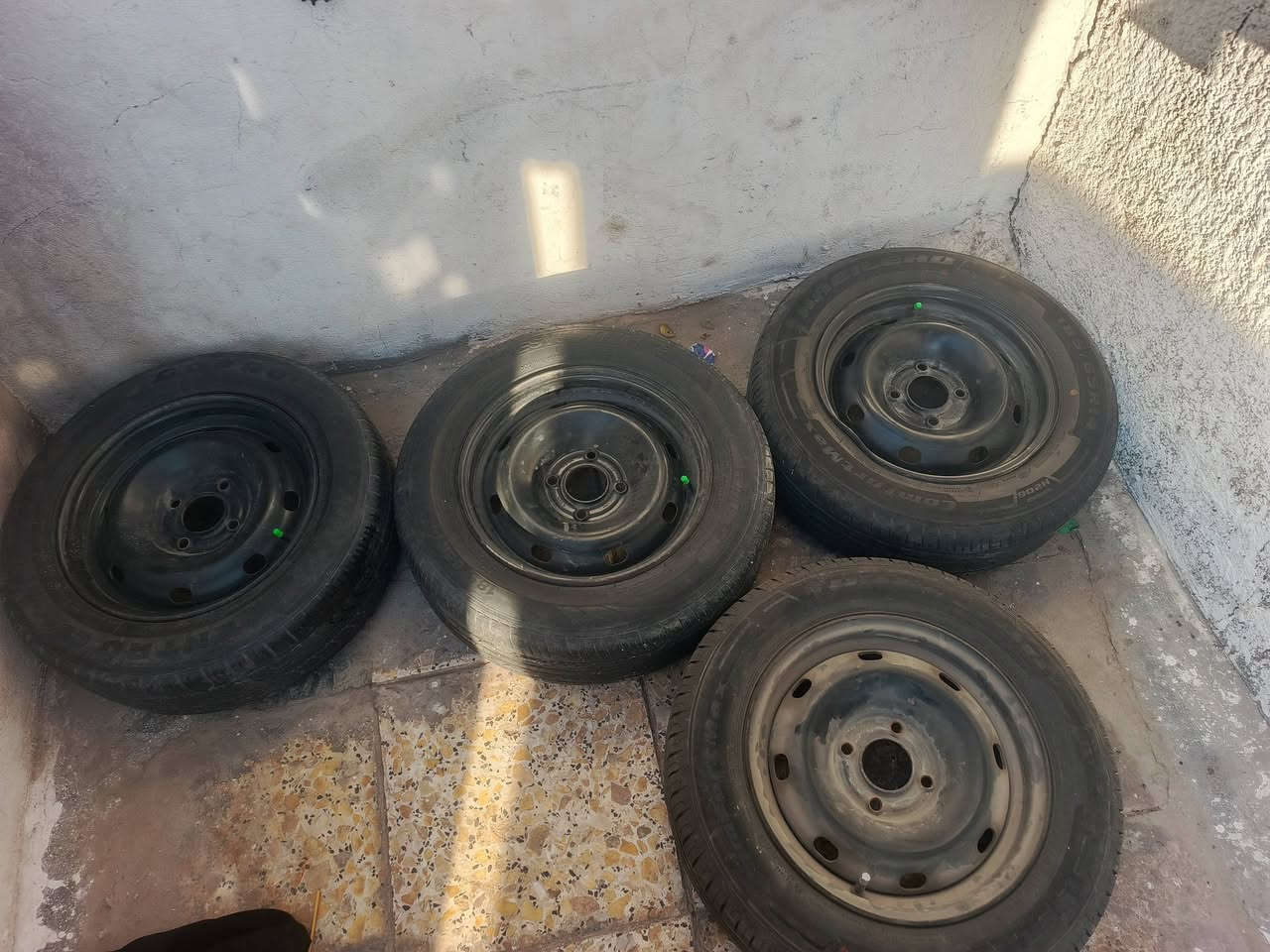 تخم تاير 14 للبيع نضيفات هنه والوياله لئن شديت 15 العنوان بغداد شارع السجه قرب معارض الحبيبيه السعر 150 قفل ***********
