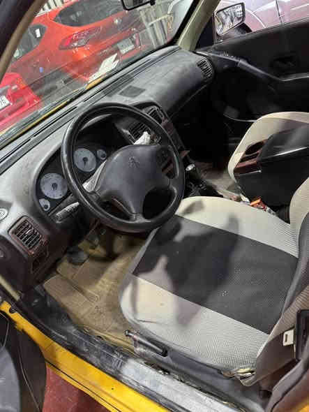 السلام عليكم  بيجو بارص 2015
سيارة بلادية رقم بغداد الانكليزي الدولي الجديد هزه و سنوية و ارقام جدد مصفره هيئة و غرامات سياره بعض الملاحظات بل كشر يرادلة ترتيبات بسيطة  سياره لا ضربه ولا صبغ ولا تبديل ما عده صبغ شوي بل بنيد كير و مكينه و صدر كله جاهز اتخم تاير جديد و كهربائيات شغالة مكاني بغداد الشراي يتصل 
‭0771 547 7730
