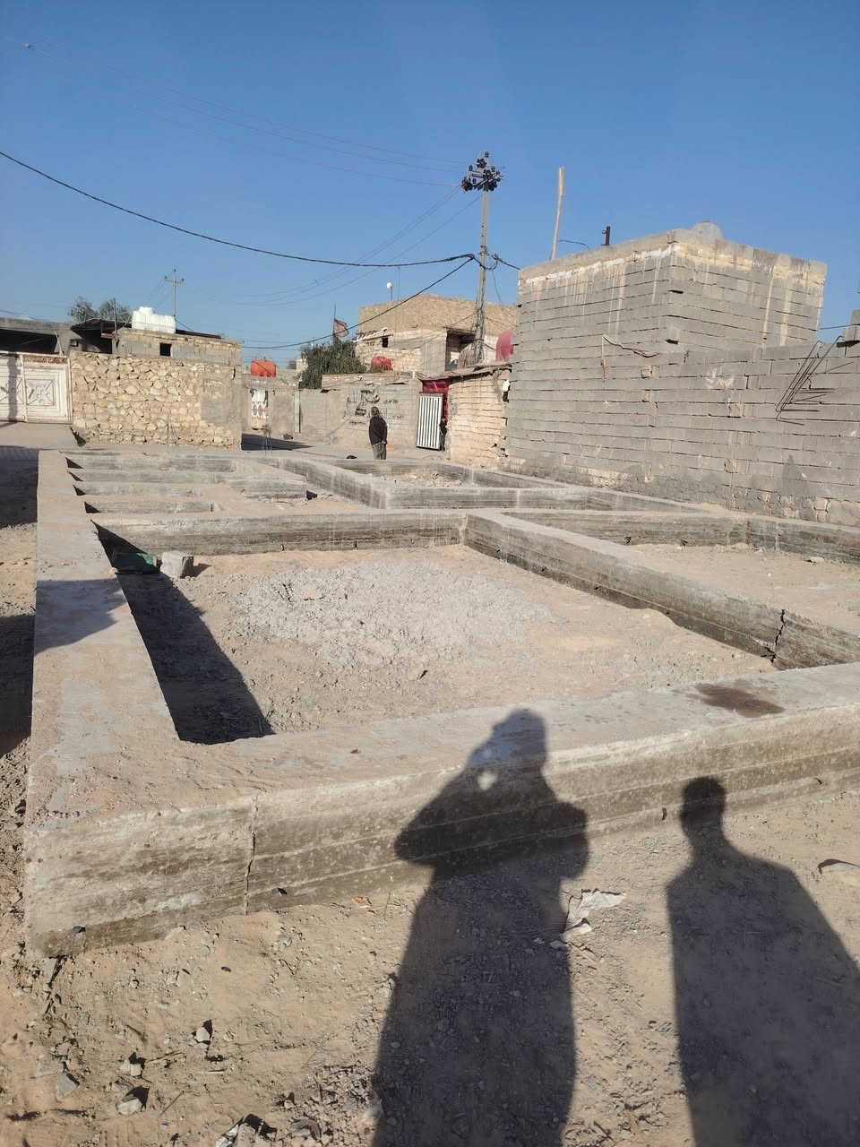 السلام عليكم قطعه للبيع المساحة 200 متر  120 بتلو + 80 متر قطعه العنوان الرضوية السابعة قرب المفقس رقم صاحب القطعة (***********)
