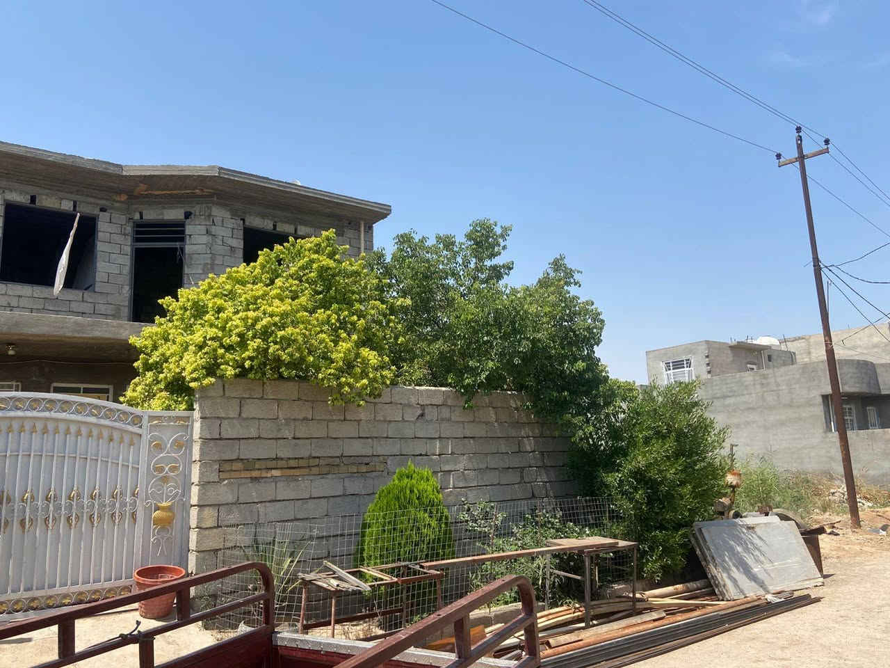 بيت للبيع الموقع ديالى الخالص حي البيادر قرب بنت الحسن المساحه 216 الواجه 10والنزال 21 يحتوي على 6 غرف و صاله وستقبال و مطبخ 
مساحتة الكراج 7×6 وحديقه داخليه 5×6 و ممر جانبي عرضه مترين و السند طابو زراعي سند 25 

للاتصال والاستفسار اتصل على الرقم ***********
