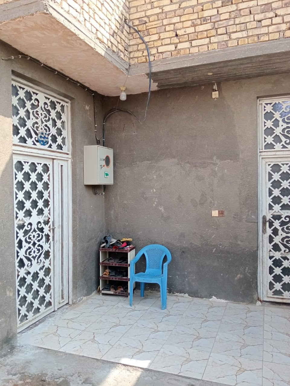 بيت بحي السبل بنزلة الثانيه قريبه على المدرسه مساحته البيت100متر البناء بلوك السقف صب كونكريت سعر35....***********/***********
