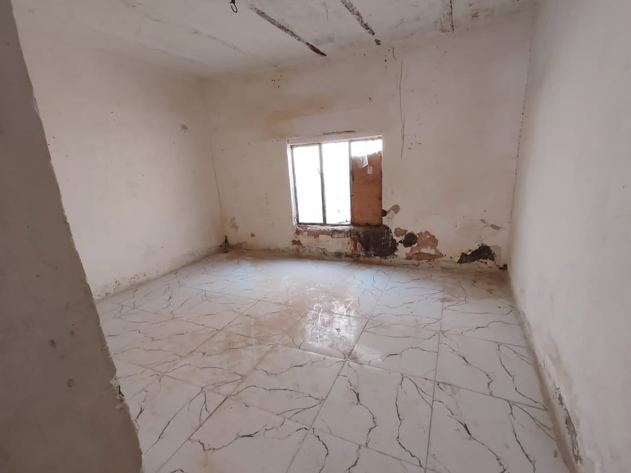 سلام عليكم بيت مساحتها 100 نزال 30 عنوانه قرب مدرسة عمر عبد العزيز شارع 80 السعر 8 وبي مجال قليل رقم
 رقم الهاتف ***********
