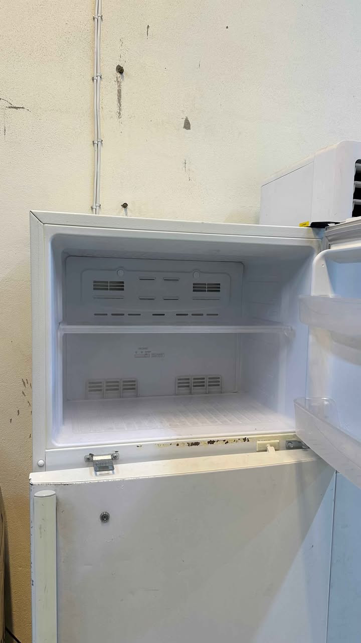 ثلاجة حجم 18قدم ماركة دايوو كوري اصلي نظيفة وشغالة تجميد مظبوط 🌹🌹🌹
السعر، 170الف 🔥🔥الفيديو في اول تعليق 

موصل الجانب الايسر /حي المثنى 

الشارع المقابل لمنتزه المثنى
✅شارع عمارة النخيل 
✅وماكس جيم 
✅وازياء النمور 

داخل الفرع بالنزول قرب كراج  غسل السيارات   

(منزلي) لبيع الاثاث المستعمل 
متواجدون من الساعة ال 1ظهرا الى 8مساءا https://maps.app.goo.gl/BFTrpaanCHgXHP4H6?g_st=afm موصل, نينوى


**إذا كنت صاحب هذا الإعلان وتريد حذفه لأي سبب، رجاءا أرسل رسالة إلى الدعم الفني**