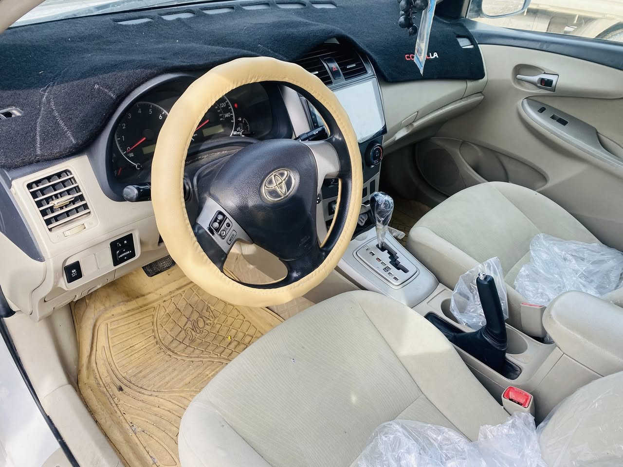 السلام عليكم كرولا 2012 امريكي السيارة مكفولة من الضربة بيها ثلاث كرتات فقط محرك كير سنوية رقم كله جديد كلشي موضح بالصور وحتى فيديو سعرها 133 وبيها مجال الي يحب يراسلني واتساب ***********
