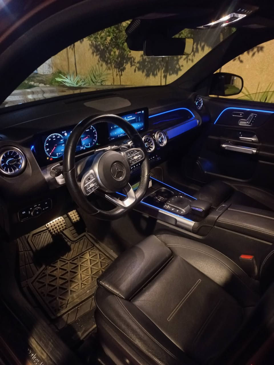 الموديل والفئة: مرسيدس  /2022 GLB 250 بكيت AMG رياضي كامل.4matic
. 
#السعر 280
#للأستفسار ***********
بغداد
لون مميز بدون صبغ 

وارد امريكي حادث التاير الايمن فقط 💯
​المحرك: 4 سلندر، سعة 2500 لتر توربو، قوي جداً واقتصادي بالبنزين.

داخل جي كلاس
ماشيه 24 

دفع رباعي عملاقه

تدفئه بالمقاعد
مقاعد كهرباء خزن ميموري 

7 راكب 
كامرات 360
حساسات 360
حساس بريك مانع اصطدام

بانوراما
تحكم بالشاشه بالكامل 
استيرن D

​الجير: أوتوماتيك مع شفرات تبديل (شفتات) خلف الستيرن.
​المسافة المقطوعة: ماشية 24 ألف كم فقط (حقيقية وشبه زيرو).

​اللون: برونزي ميتاليك مميز وفاخر جداً.

​الويلات والتايرات: ويل AMG خماسي الأضلاع بلادي، مع تايرات كونتيننتال (Continental) نظيفة جداً.

​اللايتات: فول LED أمامية ذكية مع زينون نهاري، ولايتات خلفية LED حديثة.

​الفتحة: سقف بانوراما بالكامل.
​الداخلية: كشنات جلد أسود ملكي بحالة الوكالة وتطريز بلادي مميز.

​التحكم بالانتيرير: كشنات كهرباء بالكامل مع ذاكرة خزن ميموري (Memory Seats).

​الشاشات: شاشة عدادات ديجيتال متصلة بالشاشة الوسطية (نظام MBUX الحديث) مع ماوس تحكم لمس.

​الإضاءة الداخلية: إضاءة محيطية (Ambient Lighting) بـ 64 لون تختارها بكيفك.

​التبريد: تكييف لمس عالي الكفاءة مع فتحات توربينية خلفية وأمامية.

​النظافة: السيارة بحالة ممتازة جداً، حتى أرضيات الكشنات الخلفية بعدهه بنايلون الشركة.

​الرقم اربيل 22
​
السعر 280 بيهه مجال للشراي 
***********
