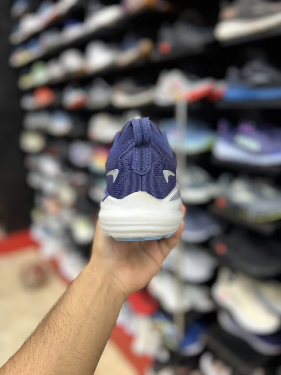 Brooks Glycerin GTS 22

المميزات الأساسية للحذاء:
نظام الدعم GuideRails: تقنية متطورة تحمي مفاصل القدم والركبة من الحركة الزائدة وتمنع الالتواء أثناء الجري.
نعل أوسط DNA Tuned: نعل محقون بالنيتروجين يمنحك هبوطاً ناعماً ومريحاً عند الكعب، مع دفع مرن واستجابة سريعة عند مقدمة القدم.
جزء علوي Double Jacquard: قماش شبكي مزدوج يوفر تهوية ممتازة وملاءمة مرنة لشكل القدم

قياس 40.5 القدم 26

قياس 42 القدم 27

السعر 95 الف

العنوآن نجف ملحق الروان
*********** واتساب
