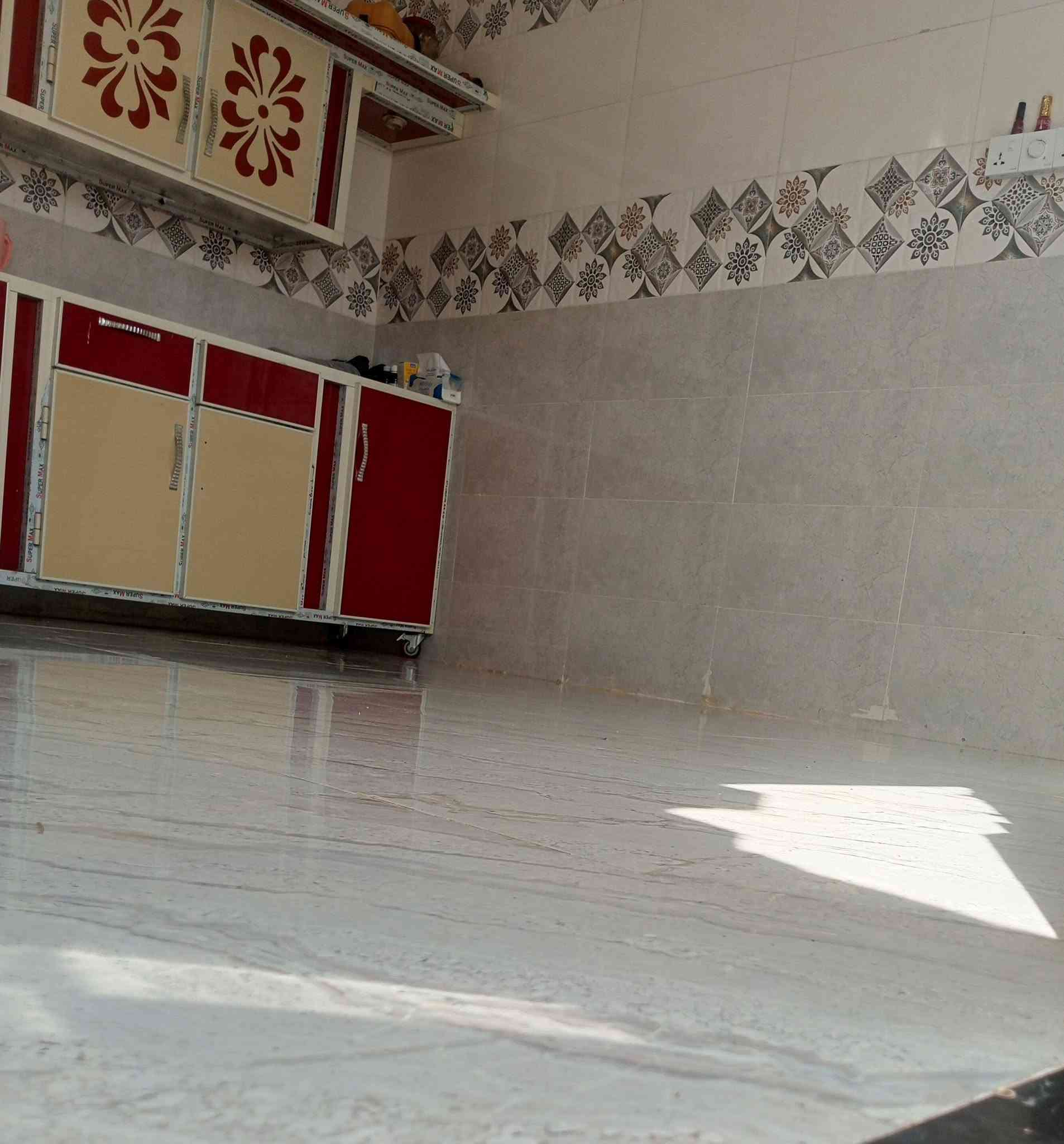 السلام عليكم بيت بالعيبي قريب عل الصوره مساحته 130م يتكون من غرفه وصاله ومطبخ وصحيات ومحل ركن للاستفسار الاتصال على الرقم ***********
