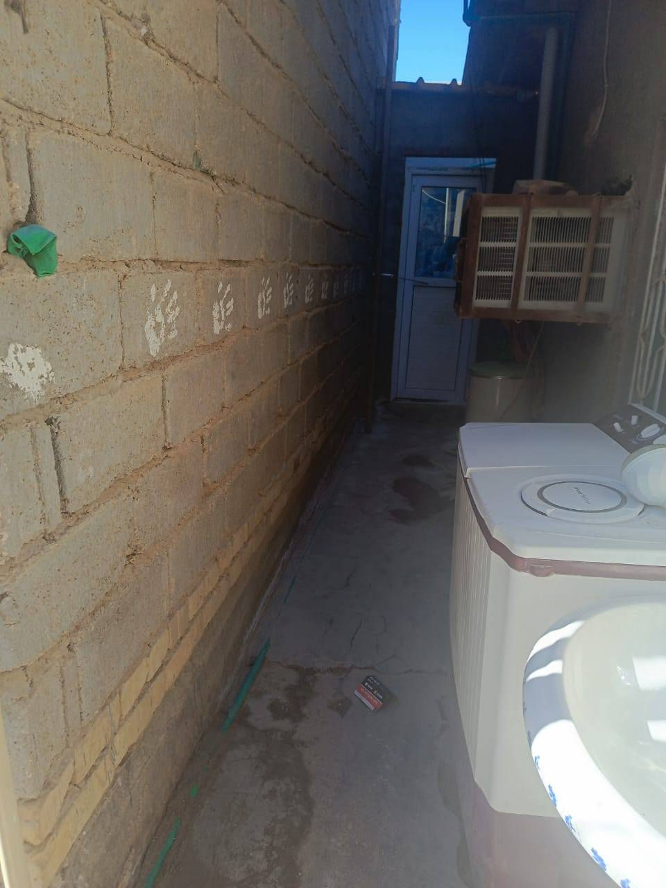 السلام عليكم دار للبيع الموقع كربلاء شارع الامن الداخلي بل بدايه وره شارع العام اب فرع مدارس وسوك قريبه عليك مجاري تبليط كهرباء كله متوفر مساحت البيت 200مبيوع منه 39متر يعني يبه 161متر يعني ما يعتبر خلفي واجهيته4امتار بي غرفتين 5/4 استقبال 7/4 صاله جبيره مطبخ 4/4 صحيات خارجيه وداخليه البيت معروض اب 100مليون اي ستفسار رقم الهاتف ***********
