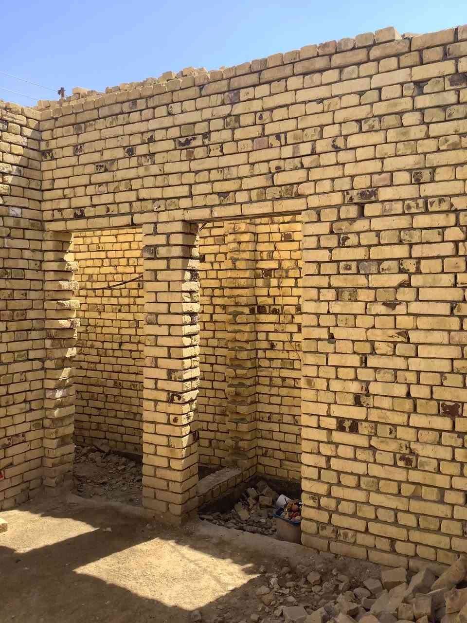 بيت للبيع المساحة 180 م
بناء طابوك السطح صب مصبوب فقط الدوانية والمطبخ والصحيات الخارجية اساس رباط 
العنوان الصخيين شارع حسينية مسلم ابن عقيل قريب على الشارع السايدين 
الخدمات كاملة ماء مجاري كهرباء 
  السعر 80 مليون
***********
