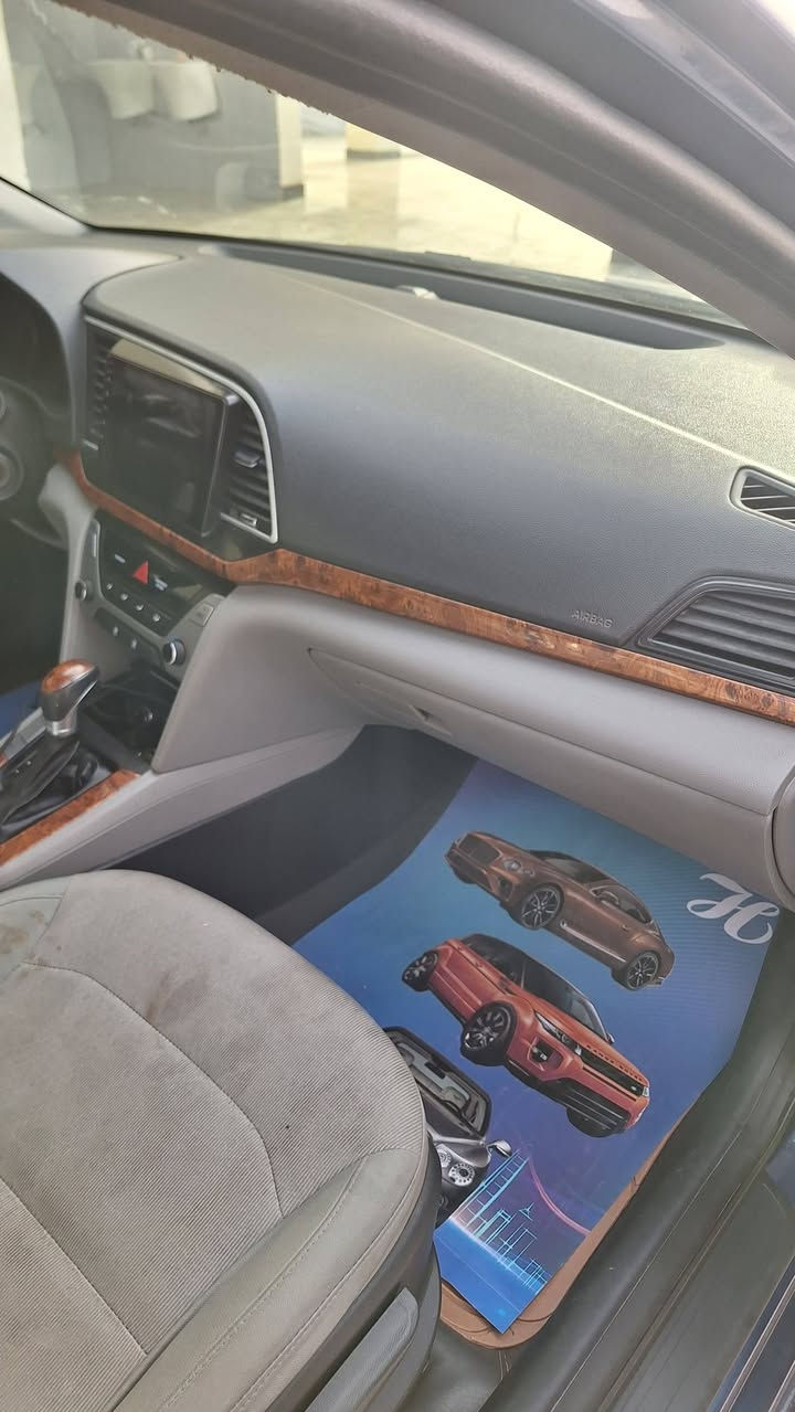 السلام عليكم
النترا موديل ١٧ امريكي بدون حادث بدون تبديل ليبل واحد صبغ بيها خمس قطع بدون دواخل جاهزة من كلشي باسمي رقم لجديد وسنويه وهزه جديده 
السعر ١٠٨ بيها مجال بسيط
للاستفسار ***********
