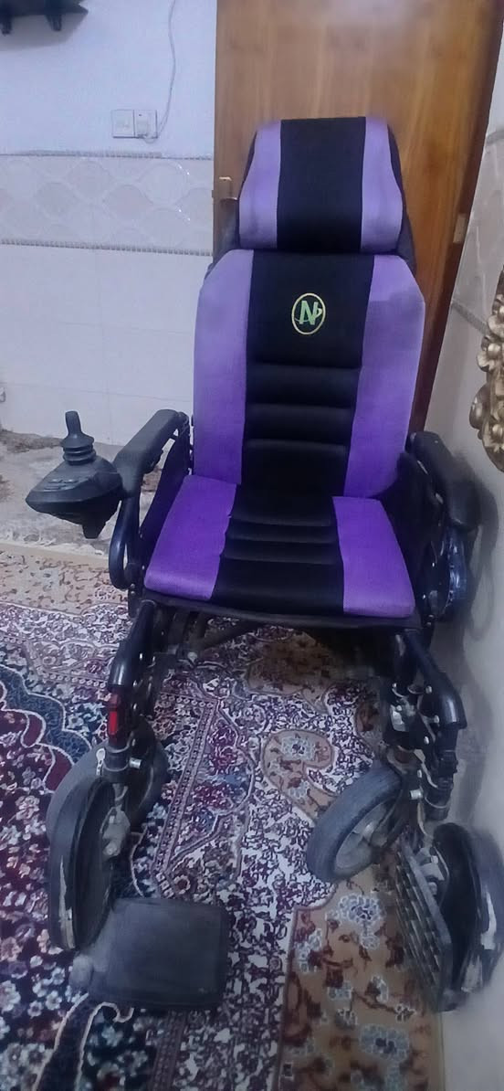 كرسي كهربائي للبيع جديد مستعمل قليل جدا جدا خاص لشلل الرباعي يعمل خمسة حركات يتحول إلى سرير سعره ٥٠٠الف الشراي يتصل بغداد سعره ٥٠٠الف حجم كبير ٥٦ ***********
