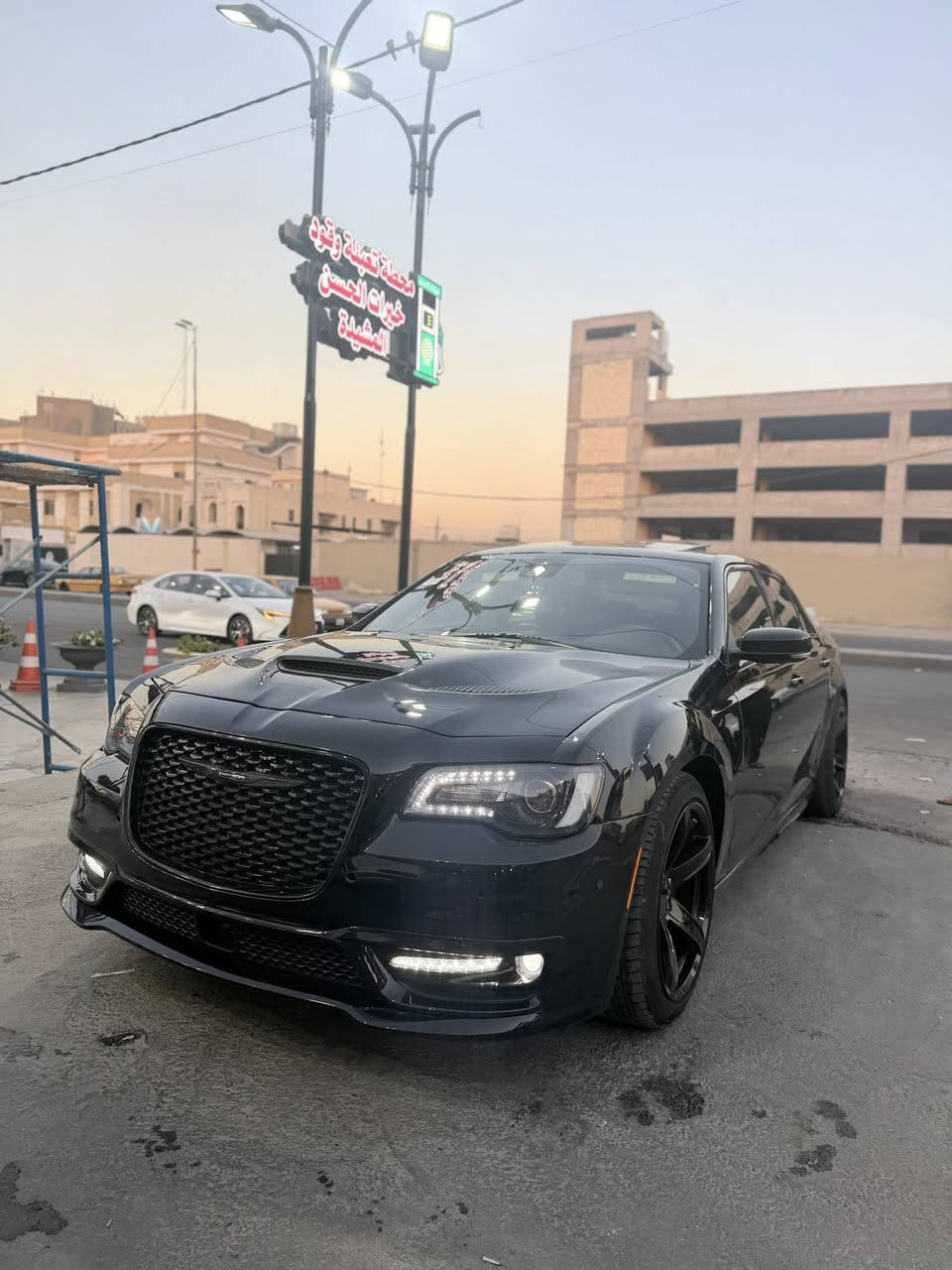 السلام عليكم كرايسلر اوباما Sسياره اعلى مواصفات موديل 22. 
كشنات تدفئة تبريد امامي خلفي +الستيرن. كشن خزن ميموري 
مري قلاب ويه البك برده خلفيه كهربائيه محرك 5700. سياره خير من الله حادثها  بنيد مبدل وجاملغات مبدلات اصليات نفس اللون والغد الايسر صاير بي تعديل ولحيم وبداية اللغد الايمن معدل وصابغي. تكمة سايق مرشوشه كلير بأمريكا وقابل للأزاله يعني لاضربه ولامعجون ولا اي شي بيها سياره بيها شوي بارد  بالقماره من يم بنوراما بينته بالصور 
رقم اربيل بأسمي سنويه وهزه جديده مكاني بغداد حي القاهره اخوان ذكرت كل التفاصيل رقمي ***********. تبريد منضومة جديده وصدر جديد ومحرك وكير خير من الله بيها منضومة غاز حكوميه بعدها بالضمان سعرها 220وبيها مجال. بيها كزوز بوابات صور الحادث داخل المنشور

