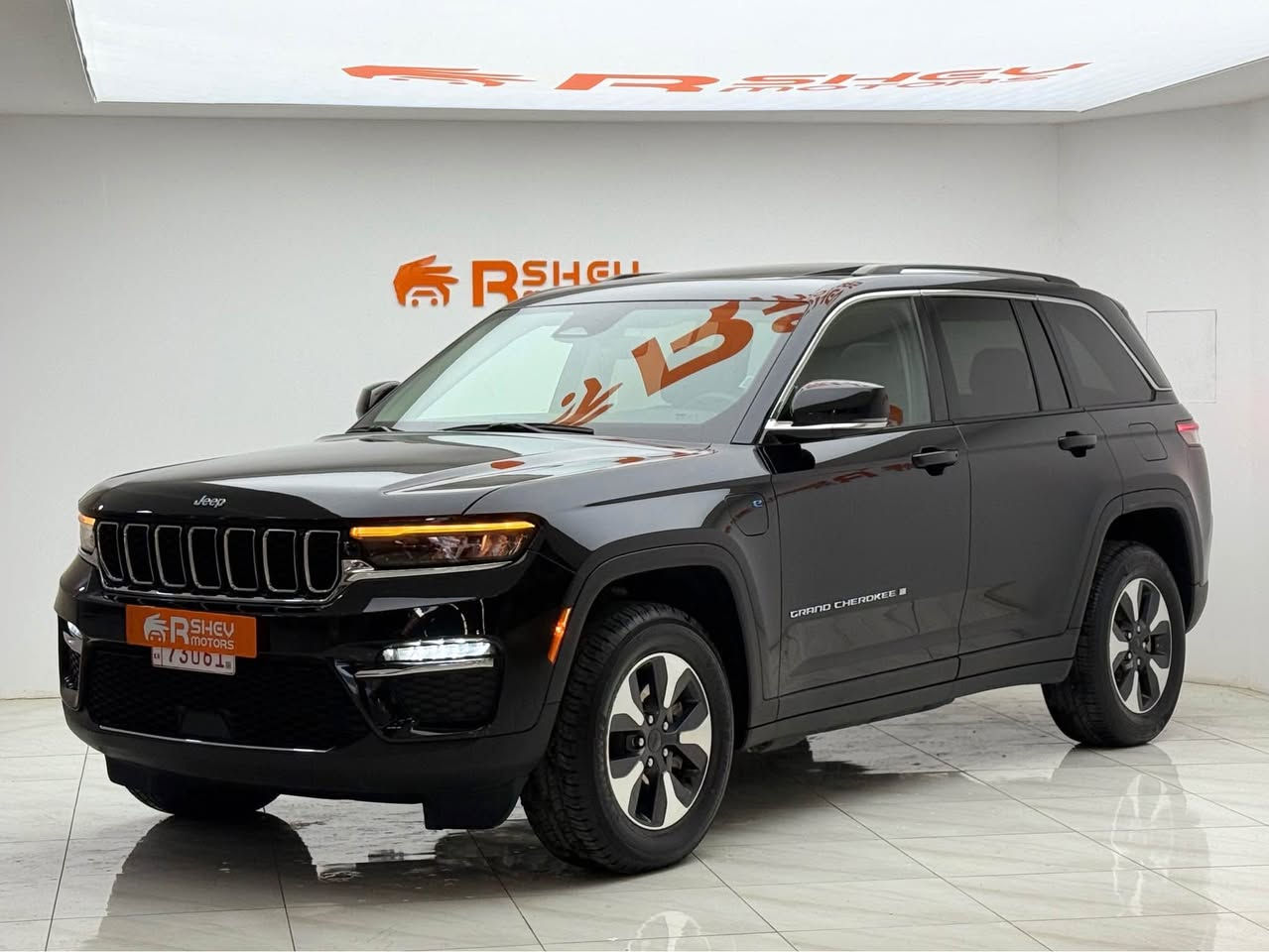 احلي و افخم سيارة هايبرد و كلين تايتل😍🔥
Jeep Grand Cherokee 2023
جيب گراند شيروكي ٢٠٢٣

مواصفات  Limited 4xe
(مقاعد جلد+تدفئة+خزن-سقف بانوراما-٣ شاشة-٥ وضعيات قيادة-هجين شاحن-تدفئة المقود-رادار)

مكينة ٤سلندر+توربو مع هجين شاحن و هايبرد حجم ٢.٠لتر 
ماشية 77,000 ميل و بحالة جداً ممتازة 

كلين تايتل مكفولة كفالة عامة السيارة كلش حلوة و نظيفة
رقم كاتي دهوك تترقم شمالي السيارة
مكفولة من كير و محرك و كهربائيات

و ب سعر(350$) ورقة و بيها مجال

مكان السيارة

دهوك -معرض ارشف R-Shev
رقم51 من معارض التيرمينال 

***********
*********** دهوك, العراق
