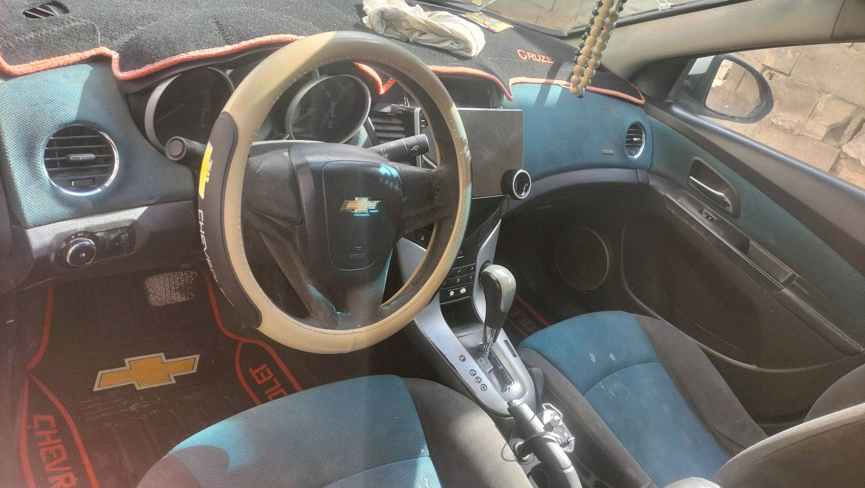 السيارة شيفروليه كروز LS موديل اقتصادي مريح بلون أبيض. تحتوي على نظام ناقل حركة أوتوماتيكي ومزودة بديكورات داخلية محافظة. مناسبة للتنقلات اليومية والقيادة في المدينة. فرصة جيدة لمن يبحث عن سيارة عملية. الرجاء الاتصال عبر الرسائل لمزيد من التفاصيل.