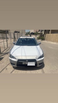 لانسر 2016 خليجي  مكينه قبل شهرين شادها السيارة نظيفة بيها تلحيضات مبد...