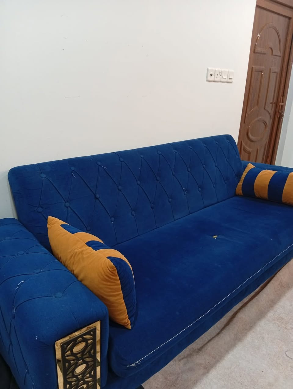 ميز طعام يحتوي على ستة كراسي للبيع مابيه عيب
وطخم اربع قطع قطعتين كبار وقطعتين صغار


**إذا كنت صاحب هذا الإعلان وتريد حذفه لأي سبب، رجاءا أرسل رسالة إلى الدعم الفني**