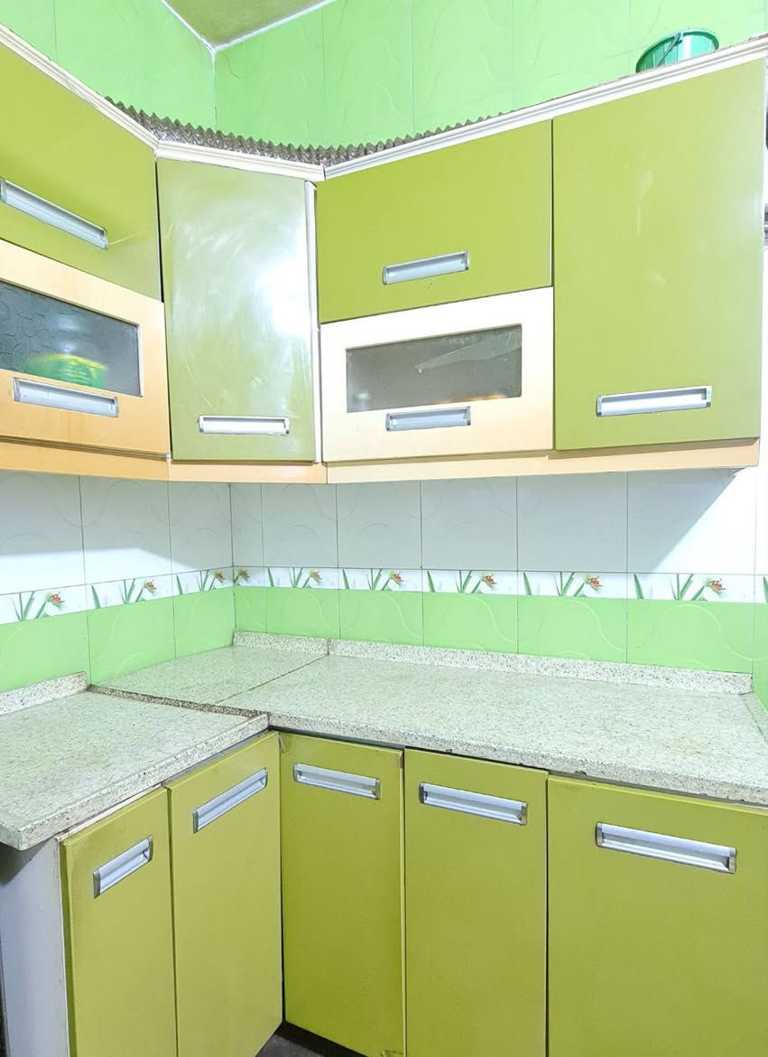 السلام عليكم كاونتر للبيع طول السنك مترين و الارضي مترين و العلوي مترين ونص خشب تركي الباب الاول ،وكذلك معرض للبيع الداخل و الخارج خشب صاج قطعتين منفصلات.
***********
