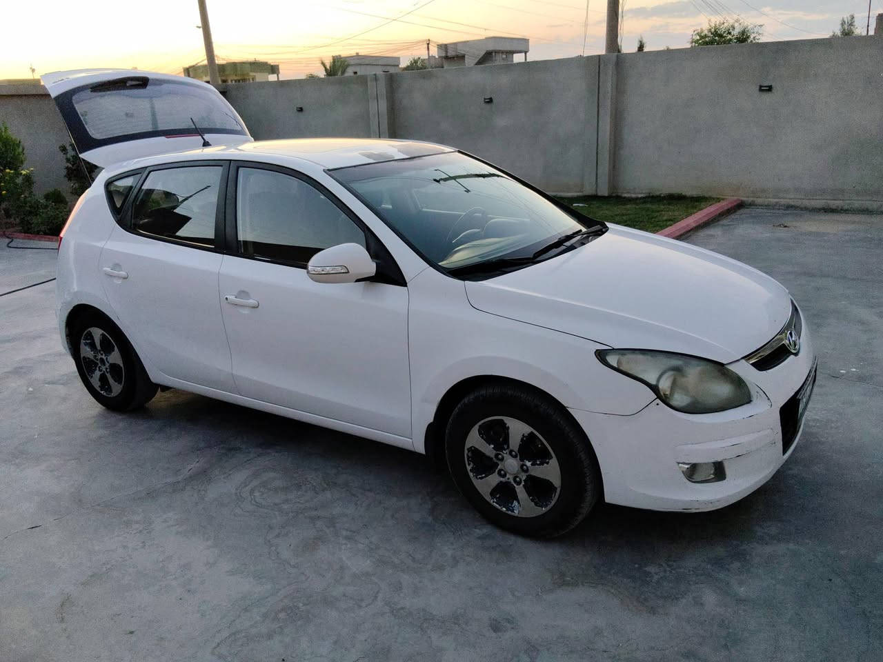 هيونداي i30 خليجي (النترا) 
سيارة فول عده البصمة 

محرك 20 دوش 
تبريد شغال ثلج 
رقم اربيل بسمي 
هزه لحد شهر الثامن 
كابون بانزين 
كير ومحرك شرط 

بيها قطعتين تبديل اثر تكشير 
باقي السيارة شرط 

السعر 82 ورقة وبيها مجال 
ويرهم مراوس ب كيا حمل

مكان السيارة الجدعة 
للاستفسار 
***********
