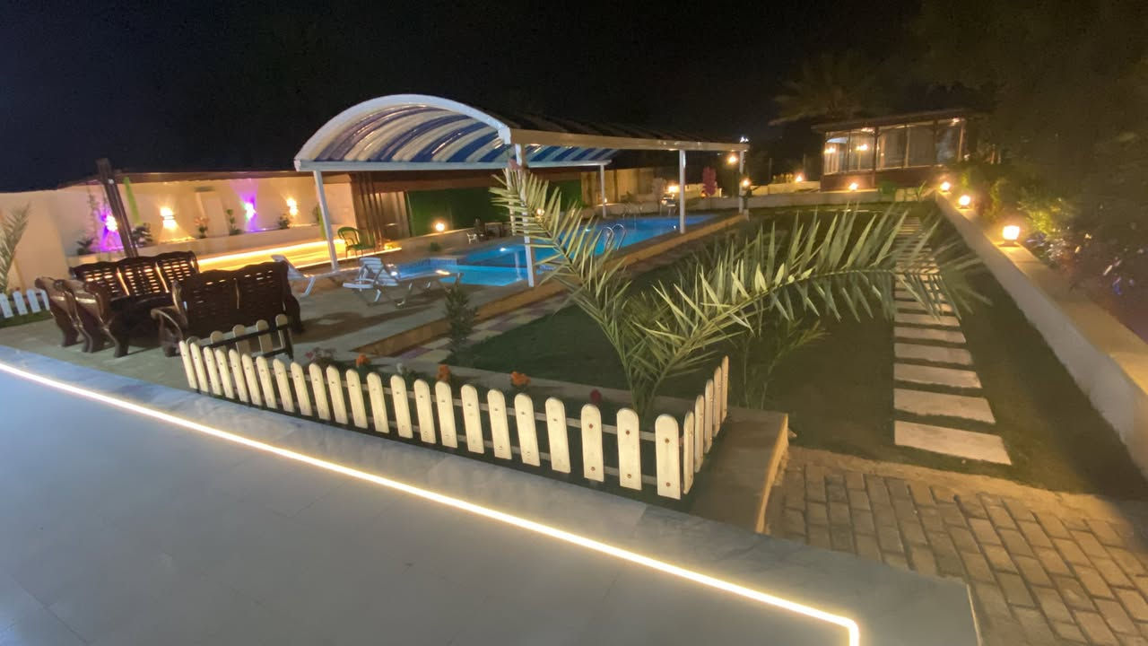 🌴 مزرعة الواحة 🌴
استمتع بلحظات لا تُنسى في قلب الطبيعة والهدوء. سواء كنت تبحث عن أجواء مشمسة ونشاطات صباحية، أو سهرات هادئة تحت ضوء القمر، نحن بانتظارك!
​أوقات الحجز المتاحة:
​☀️ الفترة الصباحية (شفت النهار):
تبدأ من الساعة 8:00 صباحاً وحتى الساعة 6:00 مساءً. خيارك الأفضل للاستمتاع بالمسابح، الأجواء المفتوحة، وتجمعات الغداء العائلية.
​✨ الفترة المسائية (شفت السهرة):
تبدأ من الساعة 8:00 مساءً وحتى الساعة 6:00 صباحاً. مثالية للسهرات الخاصة، الأجواء الباردة، والاسترخاء بعيداً عن صخب المدينة.
​نحن نهتم بتفاصيلك: الفترة الفاصلة بين الشفتات مخصصة لأعمال التنظيف والتعقيم لضمان استلامكم للمزرعة في أبهى صورة.
​📞 للحجز والاستفسار، يرجى التواصل معنا عبر الرقم: 
[*********** ](***********)
