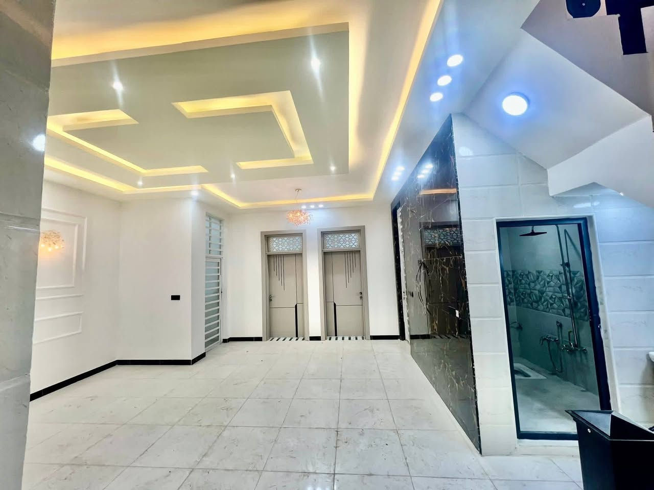 يعلن مكتب المعمار ملحق قريه الغدير شارع سنتر
بيوت ثنين بمساحه 150 متر داخل مجمع   طابو زراعي سند 25 بي اقرار محكمة 

واجهة 7.5 * 20

بناء درجة اولى طابوك نهروان صب مركزي 
بورسلين وسيراميك والواح وجبس 

غرفتين وصالة ومطبخ وحمام واستقبال وحمام خارجي وحديقة خارجية جاهزة للزر
منظومة كامرات

شارع 15 متر
موقع مميز حرف T
وجه كربلاء عكس الشمس 
البيت ما مسكون ولا يوم بناء حديث

خط مولد جاهز والوطني 3 فيز 

المنطقة تبليط من الشارع العام لباب البيت 

المنطقة جيدة جداً من ناحية الاهالي 
موقع قريب جدا شارع المطار مقابل قريه الغدير 
للاستفسار اتصل ***********
