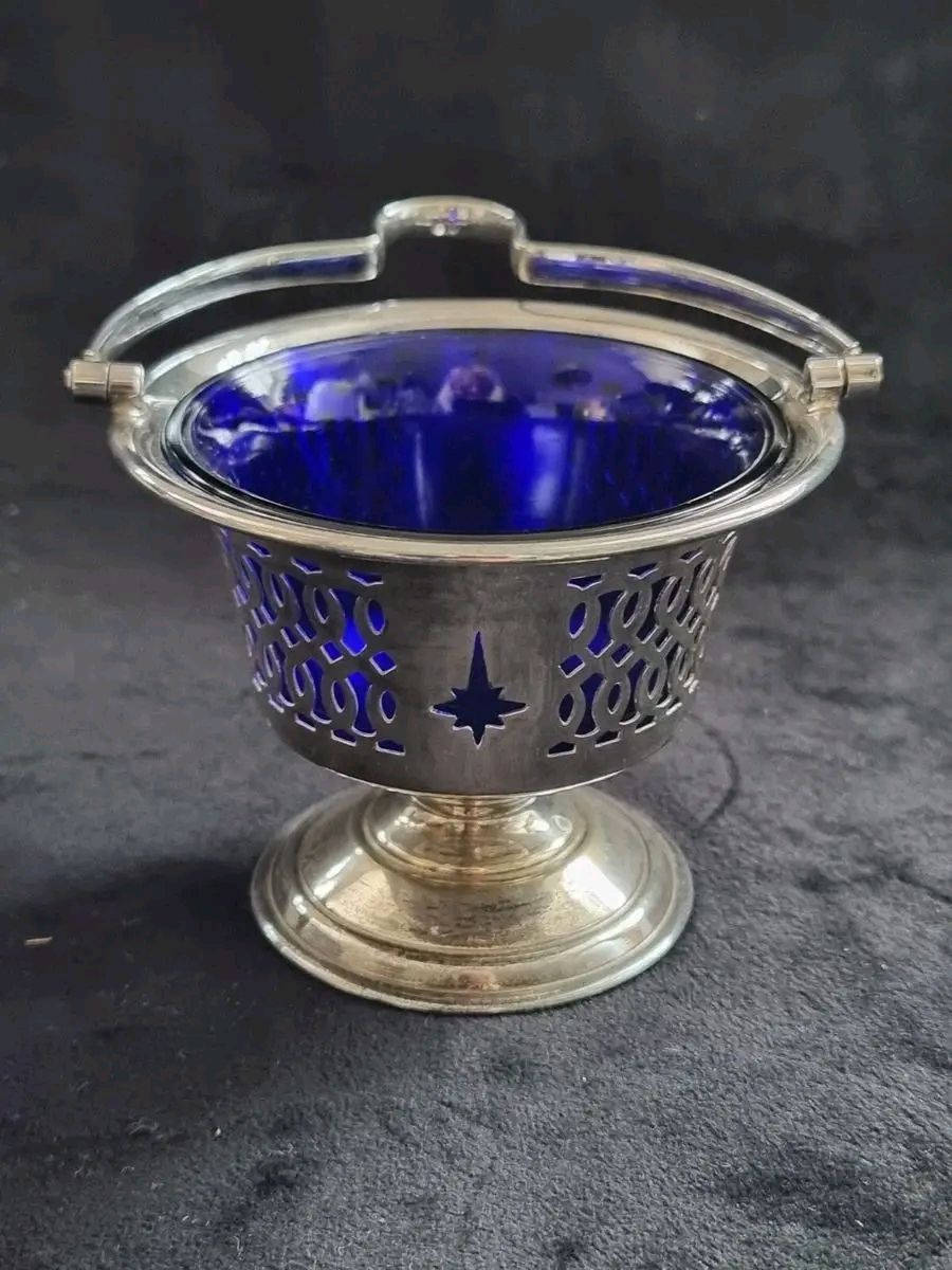 زوج مقدمات أنتيك إنجليزية مصنوعة من زجاج الكوبالت الازرق ومغلفة بمعدن فضي، واحد منهم طلاء فضة مختوم
السعر : 12 الف القطعتين


**إذا كنت صاحب هذا الإعلان وتريد حذفه لأي سبب، رجاءا أرسل رسالة إلى الدعم الفني**